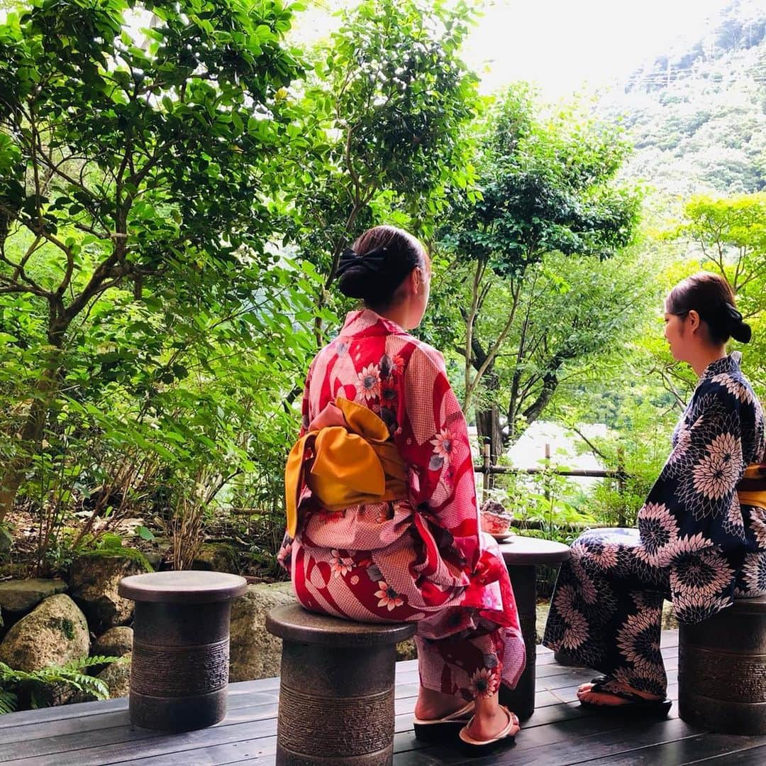 湯の山温泉 寿亭|Ryokan KOTOBUKITEIさんのインスタグラム写真 - (湯の山温泉 寿亭|Ryokan KOTOBUKITEIInstagram)「. #色浴衣 で#湯めぐり ♫ . 毎年恒例、#湯の山温泉 の参加施設でご宿泊、ご夕食をご利用のお客様限定です♫ 湯めぐりをご希望の方は、お気軽にフロントにお申し付け下さいませ😊. . #寿亭 には#フォトスポット がいっぱい💗. . #三重#温泉#温泉好き#温泉旅行#旅行#温泉旅館#三重旅#三重旅行#女子旅#インスタ映え#旅館寿亭#御在所岳 #mie#japan#yunoyamaonsen#onsen#ryokan#ryokanlife#visitmie#yukata #@kotobukitei_ryokan」7月10日 17時42分 - kotobukitei_ryokan