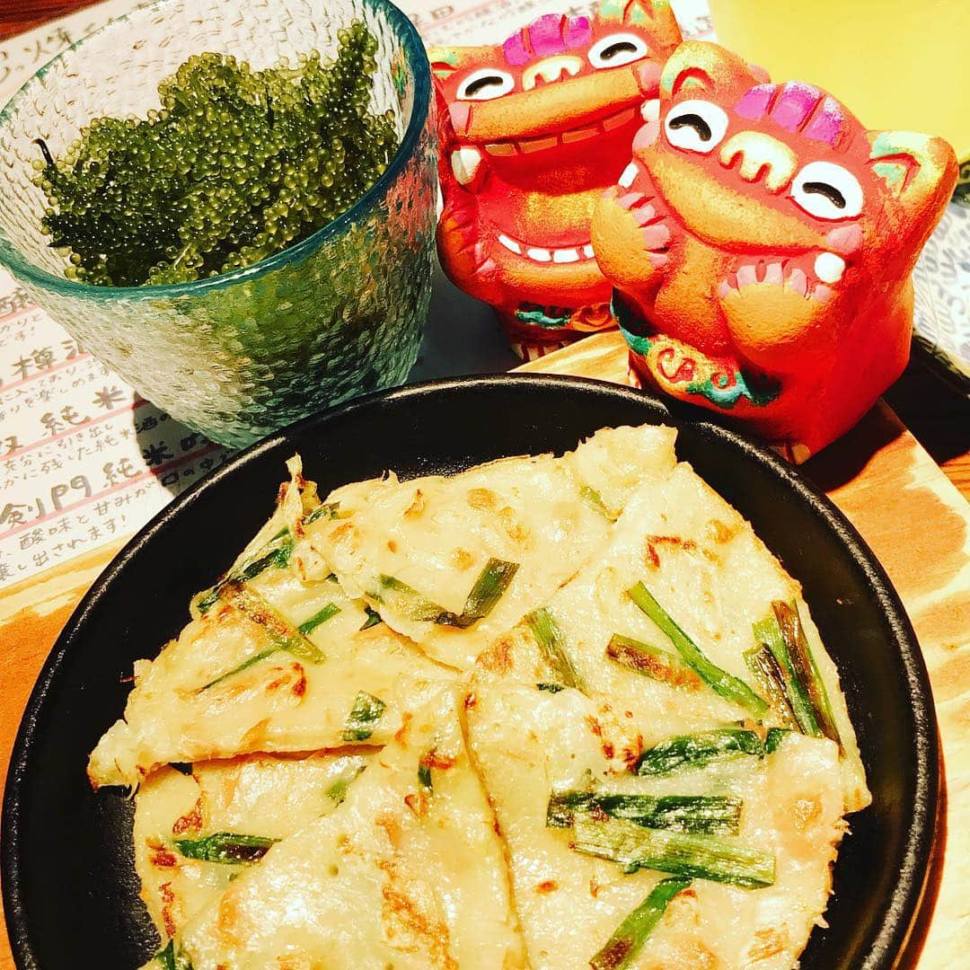 大衆鉄板 焼くん場 ―YAKUNBA―のインスタグラム：「🍍ハイサーイ🍍 ・ 今日は沖縄の家庭料理❣️ ヒラヤーチーね🍳 ・ もっちもちの生地の‼︎ チヂミってゆーのかな?😋 ウスターソースとマヨネーズで食べるやつ❤️ 美味しいですよ~🤗 ・ あと海ぶどうもありますよ~🍇 シークワーサー酒、マンゴー酒、紅芋梅酒など、、🍹 ・ 沖縄感味わいたい人は是非❣️ 焼くんばまで♡ ・ 今日も元気にお待ちしてます😁 ・  #天王寺グルメ #裏天王寺#天王寺ディナー #沖縄料理 #ひらやーちー #沖縄家庭料理 #海ぶどう #のんべぇ #紅芋梅酒 #夏おでん #鉄板焼き #創作居酒屋 #手作り居酒屋 #手羽先 #迷ったらここ #テビチ #落ち着く居酒屋 #天王寺隠れ家 #美味しいおでん #沖縄料理コラボ #単品飲み放題 #オリジナルポテサラ #本日空いてます #チェキ #じょしかい👯💕 #ちょい飲み #夜さんぽ」