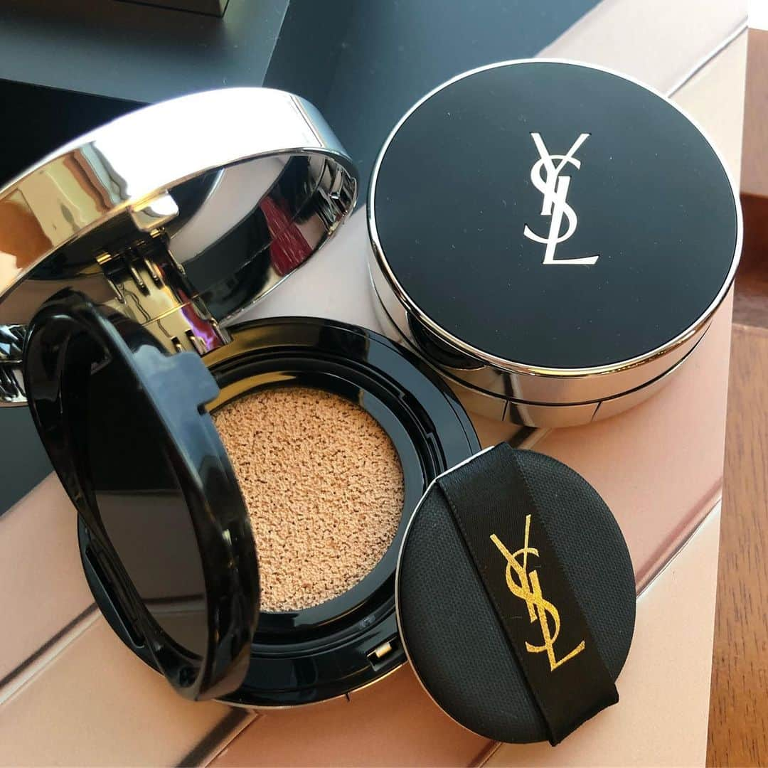 VOCE編集部さんのインスタグラム写真 - (VOCE編集部Instagram)「#YSL の #新作ファンデ 🤩﻿ 【秋新作ベースメイク速報】 ﻿ またもや #サンローラン から名作ファンデが8/23に登場します！﻿ アンクル ド ポー オール アワーズ クッション SPF50+/PA+++ 全4色 各¥7500（レフィル ¥5300）﻿ ﻿ 現在YSLで一番売れているという、アンクル ド ポー クッション。﻿ そのマットタイプのクッションファンデーションなんです。﻿ クッションなのにマット、そしてマットなのに発光感もあるという、﻿ 奇跡のようなファンデーションは、この秋マストハブです！！﻿ ﻿ そのすごさを解説👀✨﻿ ①マットなのに発光感が出る！﻿ ラディアントタッチに入っているアンプリライトという成分が、﻿ 肌表面に反射する光を増幅させてくれます。﻿ また、モイスチャー エクラに入っているネオスキンパウダーが、﻿ 汗や皮脂を吸着して一日中くすみ知らずに。﻿ ﻿ ②ハイカバー！﻿ オール アワーズのリキッドファンデーションと同じ、﻿ マイクロピグメントが、厚みを出さずに肌悩みをカバー。﻿ ﻿ ③軽やかで仕上がりサラサラ！﻿ こちらもオール アワーズのリキッドファンデーションと同じ、﻿ リキッドが肌にのせるとパウダーに進化するという、﻿ リキッド トゥ パウダー フォーミュラを採用。﻿ 軽やかで密着力も抜群です。﻿ ﻿ 同日にパウダーも発売に❣️﻿ アンクル ド ポー オール アワーズ セッティングパウダー 全4色 各¥6500﻿ さらに崩れないようにしたい方はこちらもどうぞ。﻿ お化粧直しにもぴったりですよね。﻿ ユニヴァーサルという白いパウダーがヒットしそうな予感。﻿ 瞬時に毛穴レスな肌になれちゃいますよ！﻿ （ウェブサイト編集長）﻿ ﻿ －－－－－－－－－－－－－－－－－－－－﻿﻿ VOCEのinstagramでは新作コスメ情報やメイクテク、撮影舞台裏を毎日お届け！﻿﻿ ぜひフォロー&チェックして！！﻿﻿ 👉 @vocemagazine ﻿﻿ ﻿ #voce#vocemagazine﻿ #ヴォーチェ #新作コスメ #コスメマニア #コスメ好きさんと繋がりたい #VOCEおすすめコスメ #VOCE新作コスメ #イヴサンローラン #イブサンローラン #イヴサン #イブサン #ファンデ #ファンデーション #クッションファンデ #クッションファンデーション #クッション #オールアワーズ #アンクルドポー #マット肌 #カバー力 #毛穴 #透明感 #ツヤ肌」7月10日 17時51分 - vocemagazine