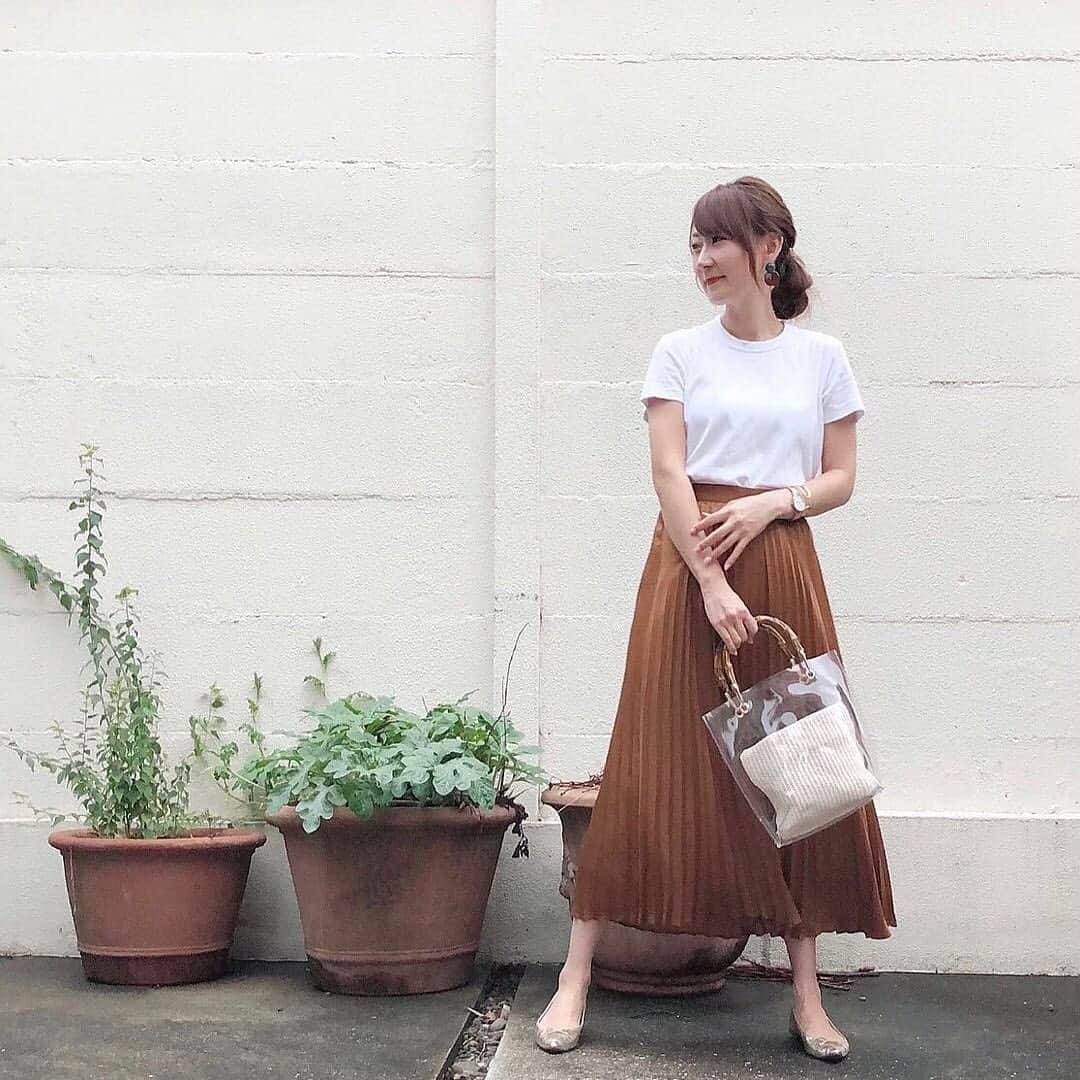 GU Hong Kongさんのインスタグラム写真 - (GU Hong KongInstagram)「Experience the airy lightness with the latest pleated long skirt! . Pleated long skirt $179 . #GUHK #GUStyle #pleatedskirt #skirt #style #fashion #ootd #ootdHongKong #Tokyo」7月10日 17時49分 - gu.hongkong