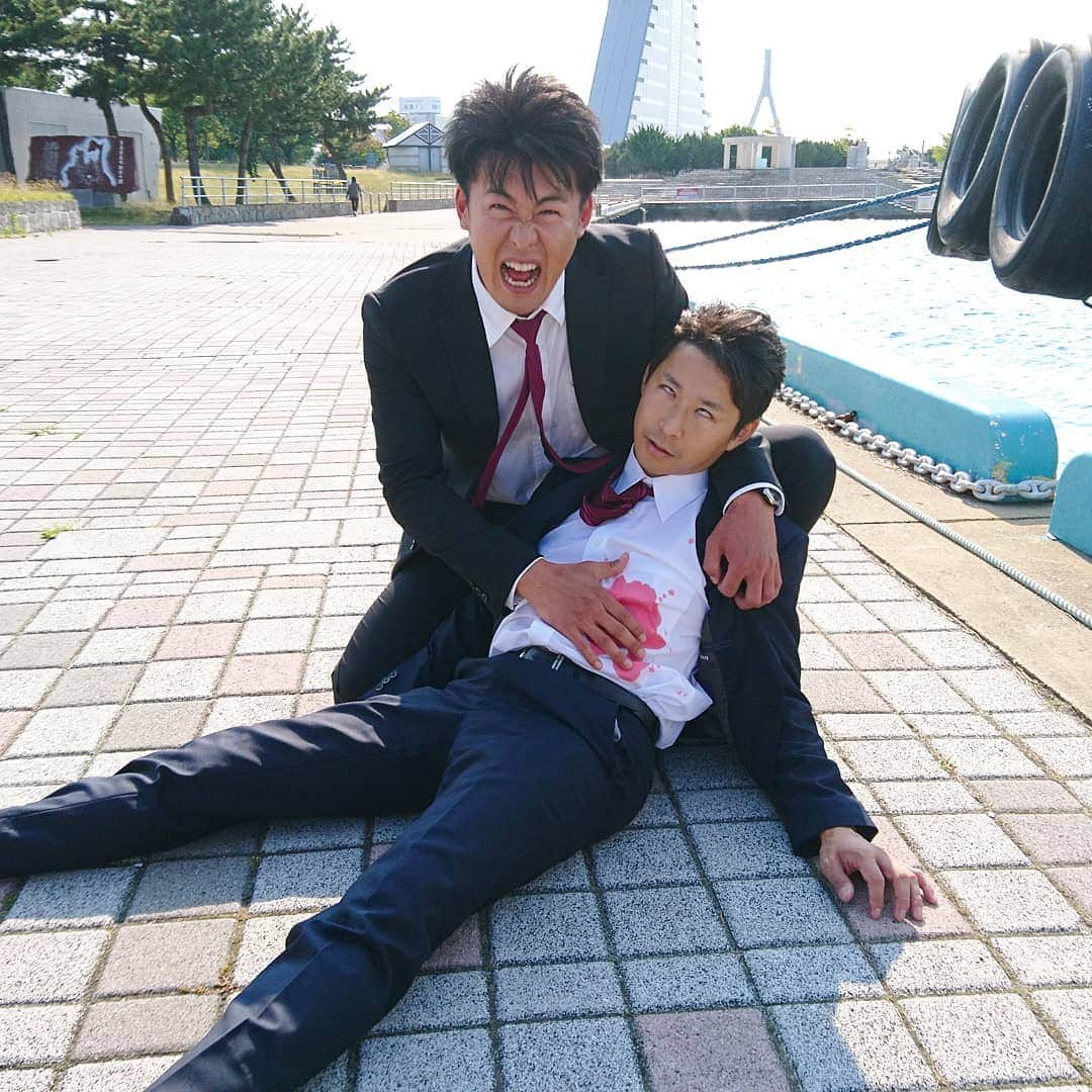 新山大さんのインスタグラム写真 - (新山大Instagram)「きむら！きむらー！！！ #木邨刑事殉職 #もうすぐ夕方ニュースなのでそれまでに蘇生します #将太君白目はさすがにやりすぎだ #血糊がピンク #木邨将太 #新山大 #刑事 #相棒 #夢はここから深夜放送ラッキー」7月10日 17時50分 - dai_niiyama