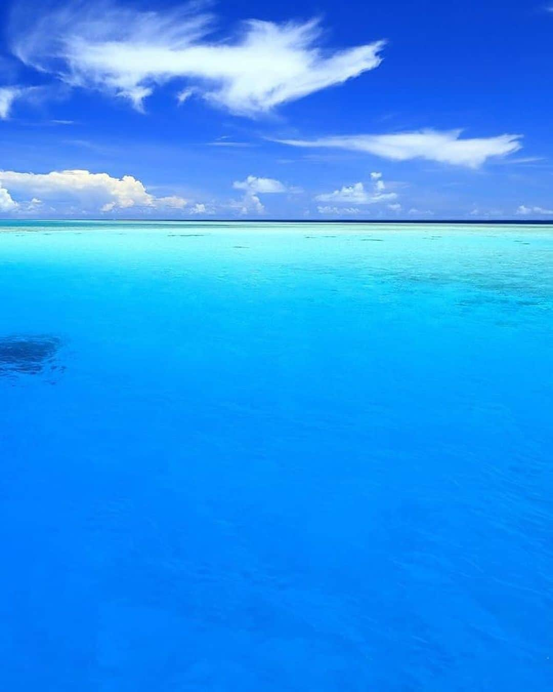 Be.okinawaさんのインスタグラム写真 - (Be.okinawaInstagram)「Swipe to see the whole view! Who wouldn't want to dive into this  phenomenal world of blue? @harusa0222  #miyakoisland #yabiji #宮古 #八重干瀨 #미야코지마 #야비지 #宮古島 #八重干瀬 #bluesea #sea #beokinawa #visitokinawa」7月10日 18時01分 - visitokinawajapan