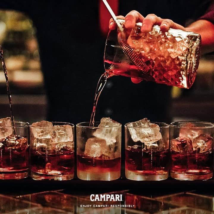 Campari Japanさんのインスタグラム写真 - (Campari JapanInstagram)「⁠ネグローニの素晴しい魔法は、繰り返し楽しめる事。 今年は、ネグローニ100周年。あなたのお好みのネグローニで乾杯しましょう。⁠ ⁠ #CAMPARI #アペリティーボ #カンパリレッド #Negroni #ネグローニ #イタリアン #カクテル #cocktail #mixology #ミクソロジー #ミラノ #drinks #食前酒 #カンパリ  #N100  #100周年 #お酒 #お酒好きな人と繋がりたい  #バーテンダー #bar #リキュール⁠」7月10日 18時00分 - camparijapan