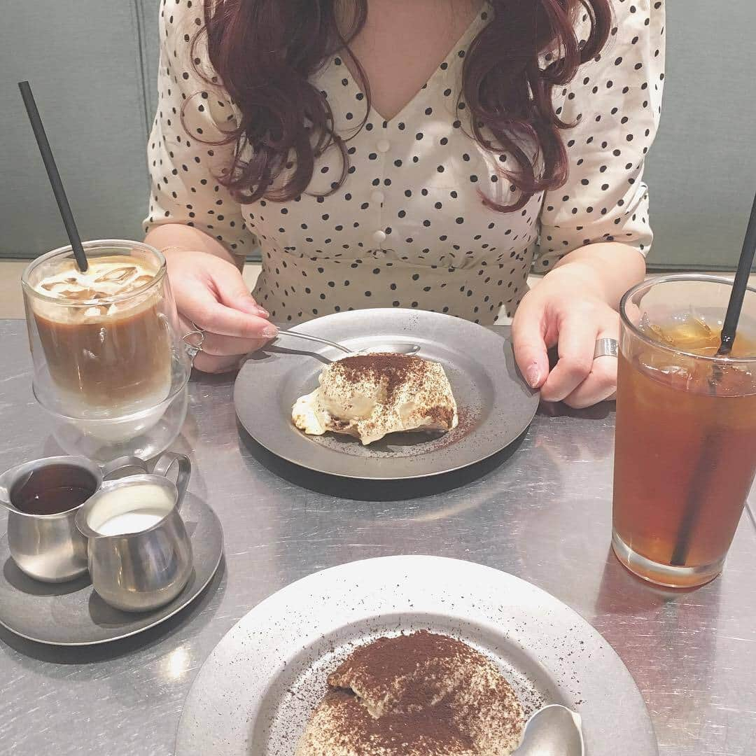 RiLiさんのインスタグラム写真 - (RiLiInstagram)「お気に入りの一着で🍩🎵【カフェ巡りコーデ】🎀 ..... カフェ巡りが趣味でいろんなところに行っている子も多いよね❣スイーツやごはんだけの写真ももちろんかわいいけど、ほかの子と似たような写真になって💭……マンネリ化してきちゃった😵そう思っている子も多いのでは❓そんな時はとっておきの【カフェ巡りコーデ】で差をつけて👗💖 ポイントはカフェの雰囲気にあったお洋服を着ていくこと🙊🙊🙊たとえばアンティークな雰囲気のカフェは、ブラウスや落ち着いた感じのワンピースだとお店の雰囲気になじんで🙆🏻♀食べ物の写真だけじゃなくてお洋服も一緒に写り込ませることでセンスいいっ😳と思われる一枚が撮れそう🐻🍒 行きたいカフェの雰囲気をインスタで事前に調べて、お店にあったお気に入りのお洋服で写真を撮れば、いいね💓がたくさんもらえちゃうかも😍かわいいカフェ×かわいいコーデで最強にかわいい写真を撮っちゃおう～～🍩🎵 ❣ ❣ ❣ ❣ ❣ サイトやSNSで掲載させていただくお写真募集中😘📸 かわいいコーデやアイテム、注目スポットなどが撮れたら、ハッシュタグ→#rili_tokyo  を付けて投稿❗ ． Special Thanks💋 Photo by @ricaco0505 @__nyachan95__ @kanasanpo_1106 @412_kana @p.nss13 @niepin9 @chubbybunny_grr @tan___gram @miyamais . 🥐7/27？28？ coming soon...🍓 ． #夏 #夏コーデ #カフェ巡り # #カフェ #カフェコーデ #喫茶店 #ブラウス #ワンピース #シミラールック #スイーツ #アフタヌーンティー #ブラウンコーデ #ベージュコーデ  #ワントーンコーデ #シンプルコーデ  #カジュアルコーデ #ガーリーコーデ #置き画 #置き画くら部 #コーデ #コーディネート #RiLi  #おしゃれさんと繋がりたい #お洒落さんと繋がりたい #ファッション #패션스타그램 #ootd #outfit」7月10日 18時00分 - rili.tokyo