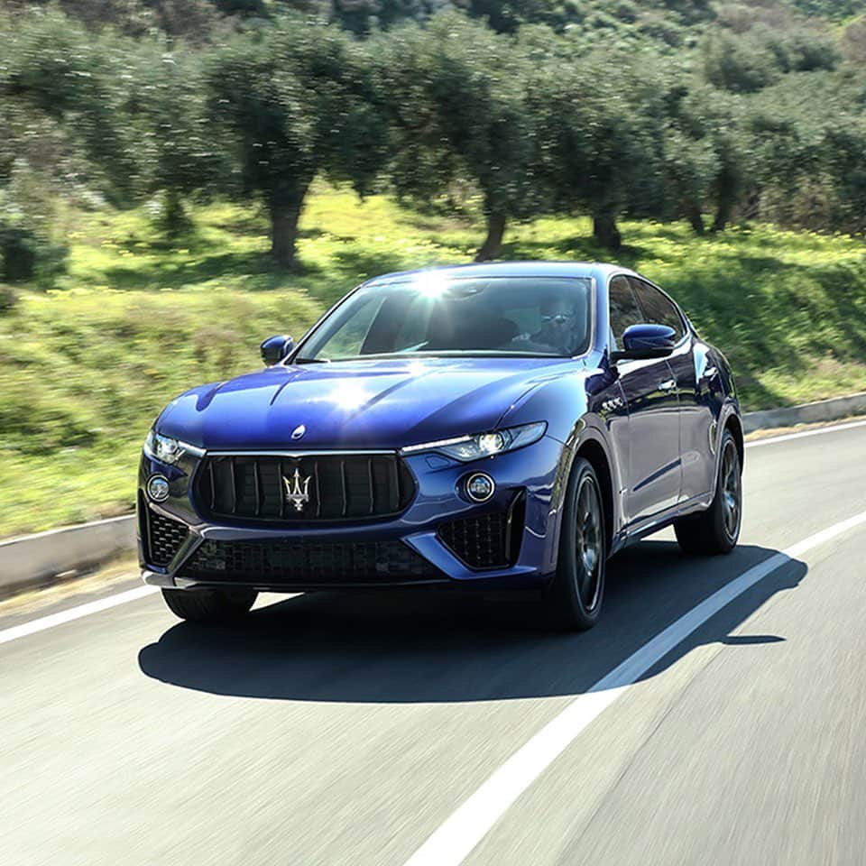Maserati Japan | マセラティ ジャパンのインスタグラム：「マセラティ培ってきた技術がもたらすドライビングフィール。ラグジュアリーと快適さの二つの要素を追求したレヴァンテの走りをご堪能ください。 #Maserati #マセラティ #MaseratiJapan #マセラティジャパン #Levante #レヴァンテ」