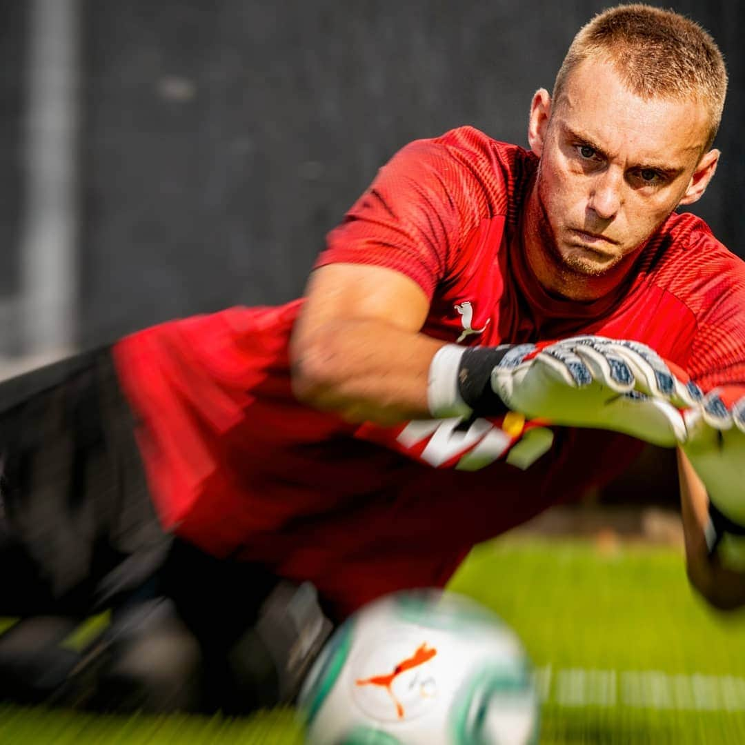 バレンシアCFさんのインスタグラム写真 - (バレンシアCFInstagram)「Starting STRONG 👊👊 . La concentración y precisión de un @pumafootball en la piel de @jaspercillessen . Qué ganas tenemos de verle en acción 🐆 . #OneFamilyVCF #AmuntValencia #NewEra」7月10日 18時04分 - valenciacf