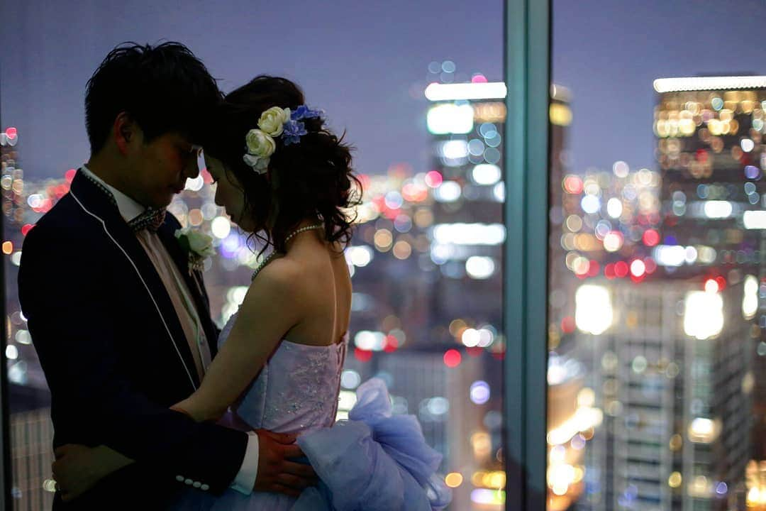 The 33 Sense of Weddingさんのインスタグラム写真 - (The 33 Sense of WeddingInstagram)「Night Wedding🌙.*·̩͙ . . 夕暮れ時から夜にかけて 刻一刻と景色が 変わっていく美しい ｢トワイライト・タイム｣ . . ひと味違う大人のwedding . . . #33花嫁 #33ショット #ウェディングプランナー #The33Wedding#ウエディングレポ#おしゃれ  #the33senseofwedding #梅田#北新地#西梅田 #結婚式 #ナチュラル  #大阪  #プレ花嫁 #式場見学#花嫁 #プロポーズ #marry花嫁  #dearswedding #wedding #ウエディング#大阪花嫁  #ウェディング #love #follow #結婚式準備 #日本中のプレ花嫁さんと繋がりたい」7月10日 18時04分 - the_33_sense_of_wedding