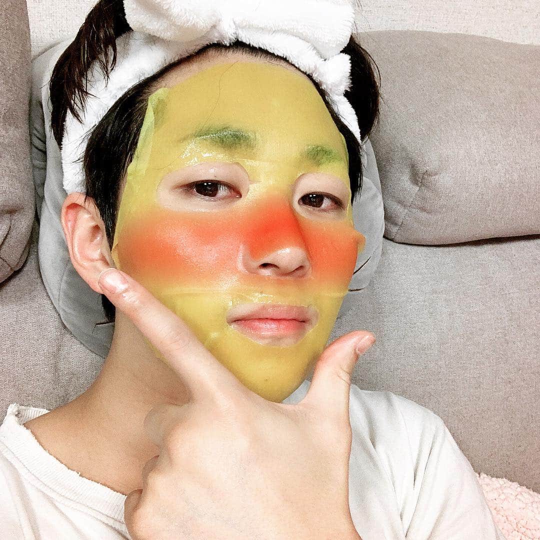 DINDINのインスタグラム：「어릴 때 엄마가 팩할 때는 웃으면 주름 생긴다고 그래서 팩할 때 무표정으로 20분 있는데 그때마다 너무 힘들다 #리피가준 #꽐라마스 #딘딘」