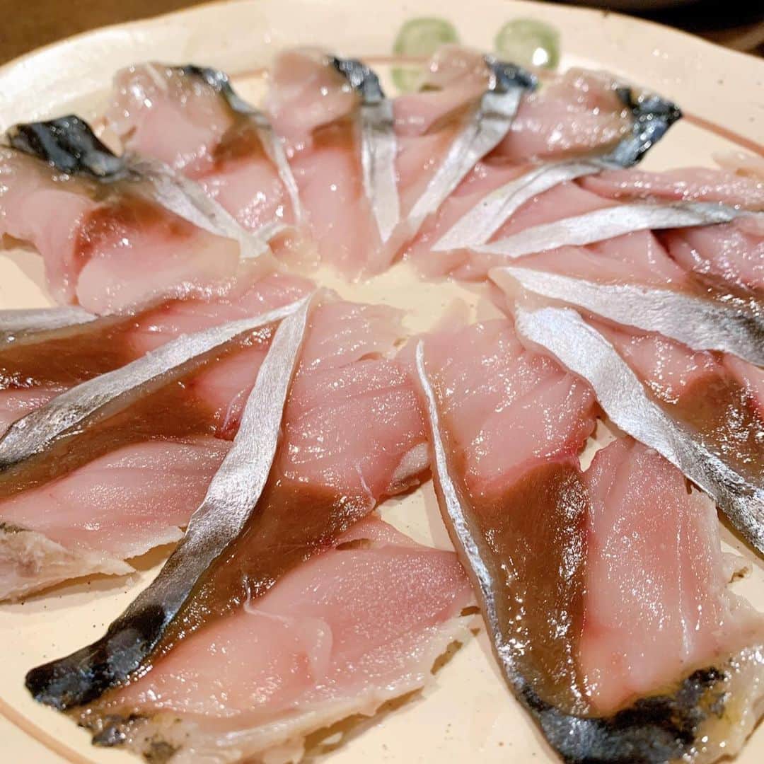 山本愛子さんのインスタグラム写真 - (山本愛子Instagram)「まだ少し北海道の話をさせてね〜笑！  セレクトセール一日目の夜は、かわゆいumajo二人と鯖を食べにヤマショウさんへ！♡ 「愛子さん！ここの鯖を食べたらもう他では食べられませんよ！」 と聞いていたこちらのお店☆  おおおおお…！！ 確かに！これは納得のおいしさ…！ あまりの美味しさにびっくり＆感激です笑  とくに焼き鯖寿司は、脂身たっぷりでふわっふわで炙ってるから香ばしくて、最高です…😭♡ もうみんな行って！ 千歳行くなら絶対行って！♡ 最初注文したときに、「量が多いから食べられないと思うよ」と店員さんに言われましたが、ぺろりと完食したもんで 「あぁ…いけたね…」 と苦笑い( •̀∀•́ )☆ そうなんですよねいけちゃうんですよね  でもそれは、ここの鯖がおいしいからよ〜♡ なので、追加注文♡ もう入らない！と言う二人のお寿司までちょうだいし、心もお腹も満たされました〜♡ 鯖に合うという日本酒も呑んだよ♡  教えてくれてありがとー💛❤ さばらしい、いや素晴らしいお店でした❤  #北海道 #千歳 #グルメ #鯖 #握り #鯖しゃぶ #ヤマショウ #日本酒 #セレクトセール #umajo」7月10日 18時18分 - aikoyade1219