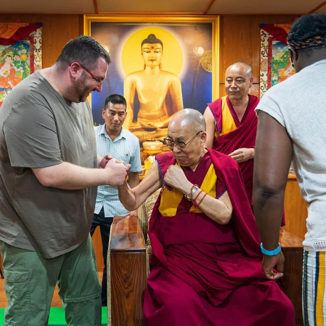 ダライ・ラマ14世さんのインスタグラム写真 - (ダライ・ラマ14世Instagram)「HHDL playfully exchanging a fist bump with a teacher from Kingswood School in Bath, UK after meeting with students at his residence in Dharamsala, HP, India on July 10, 2019. Photo by Tenzin Choejor #dalailama」7月10日 18時11分 - dalailama