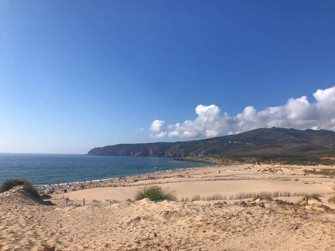 アナベル・ウォーリスのインスタグラム：「Home time. I grew up right here. Magic. #Portugal #cascais. Family and friends time!!! 🙏」