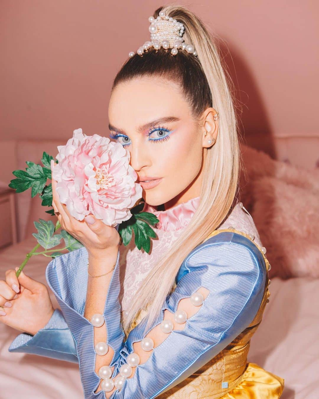 リトル・ミックスさんのインスタグラム写真 - (リトル・ミックスInstagram)「#HappyBirthdayPerrie 🌸 Our baby girl is turning 26 today! Let’s show @perrieedwards lots and lots of love Mixer style 🎂🎈」7月10日 18時17分 - littlemix