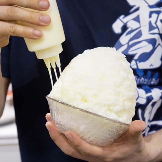 オズモール編集部さんのインスタグラム写真 - (オズモール編集部Instagram)「【かき氷の魅力を再発見🍧ひんやりおいしい東京の名物かき氷 vol.17】 ㅤㅤㅤㅤㅤㅤㅤㅤㅤㅤㅤㅤㅤ 巣鴨のかき氷専門店「雪菓」では、富士山の天然氷を使用した贅沢なかき氷を味わうことができます✨ ㅤㅤㅤㅤㅤㅤㅤㅤㅤㅤㅤㅤㅤ ふわふわの氷にたっぷりと練乳がかかった人気の「生いちごミルク」は、とちおとめでつくった甘酸っぱい別添えシロップを、自分の好みの量をかけたら完成🍓 ㅤㅤㅤㅤㅤㅤㅤㅤㅤㅤㅤㅤㅤ いちごを11個も使用してつくる、季節限定の「いちごまみれ」も見逃せません。 ㅤㅤㅤㅤㅤㅤㅤㅤㅤㅤㅤㅤㅤ その他にも、抹茶ミルク×抹茶チョコ×抹茶クリームの3層で構成された「抹茶無双」は、苦くない抹茶をコンセプトととした新感覚かき氷。 ㅤㅤㅤㅤㅤㅤㅤㅤㅤㅤㅤㅤㅤ また、濃厚なサツマイモの甘みを堪能できるかき氷「安納芋（黒蜜付き）」は、鮮やかな黄色が目を引きます🍠 ㅤㅤㅤㅤㅤㅤㅤㅤㅤㅤㅤㅤㅤ お店に行列ができた際は、巣鴨の街をおさんぽしながら待つのがおすすめです。 ㅤㅤㅤㅤㅤㅤㅤㅤㅤㅤㅤㅤㅤ  ㅤㅤㅤㅤㅤㅤㅤㅤㅤㅤㅤㅤㅤ 「雪菓」紹介ページはこちら https://www.ozmall.co.jp/sweets/kakigori/article/13832/ ㅤㅤㅤㅤㅤㅤㅤㅤㅤㅤㅤㅤㅤ @ozmall_editors  #オズモール #オズマガジン #東京女子部 #かき氷 #かき氷巡り #かき氷部 #カキ氷#かきごーらー #かきごおりすと #スイーツ好き #スイーツ女子 #かき氷好きな人と繋がりたい #スイーツ好きな人と繋がりたい#巣鴨カフェ#雪菓 #スイーツ部 #ひんやりスイーツメモ #スイーツ巡り#東京カフェ」7月10日 18時22分 - ozmall_editors