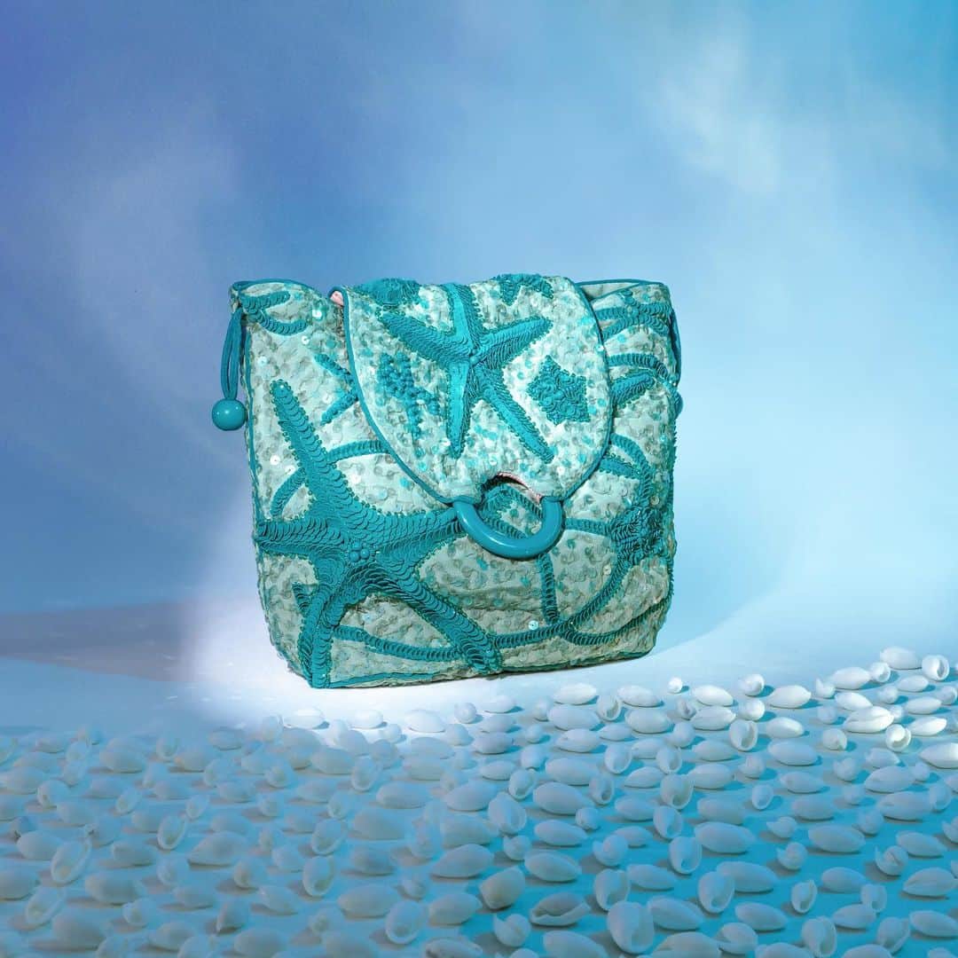 ジャマンピュエッシュのインスタグラム：「A soft pouch with a crossbody strap, the Ocean is covered with sparkling embroideries. Modern and glamorous, it is a perfect day-to-evening option. #jaminpuech #fashion #style #bag #embroidery #handmade #soldes」