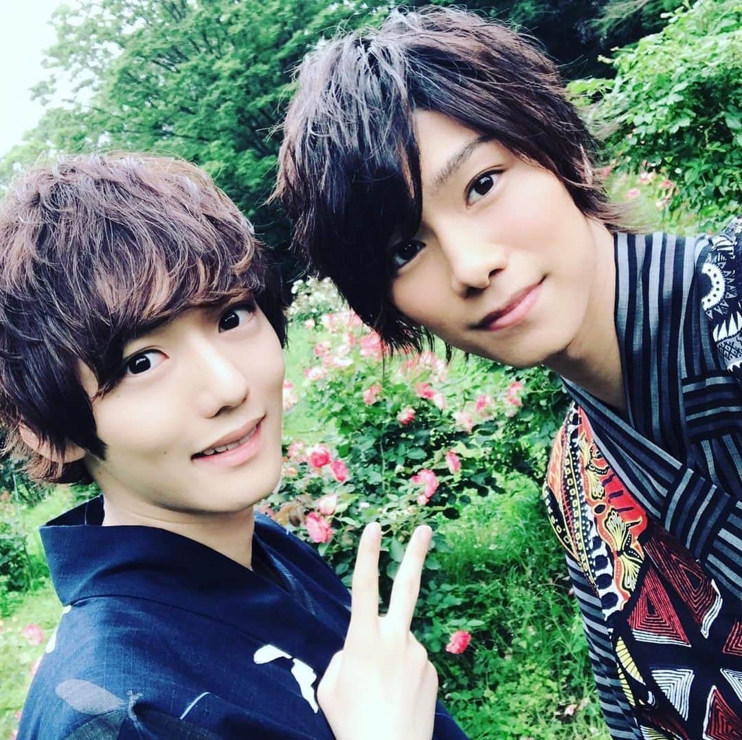 櫻井圭登のインスタグラム：「昨日はなおやとキャストサイズさんの 撮影でした。 夏の特別号2019に掲載させて頂きます！  アニメのスタミュも見て、 栄吾との関係性、やっぱり素敵ですね。  ミュミュ3もジエレとして、 更にステップアップした姿を。」