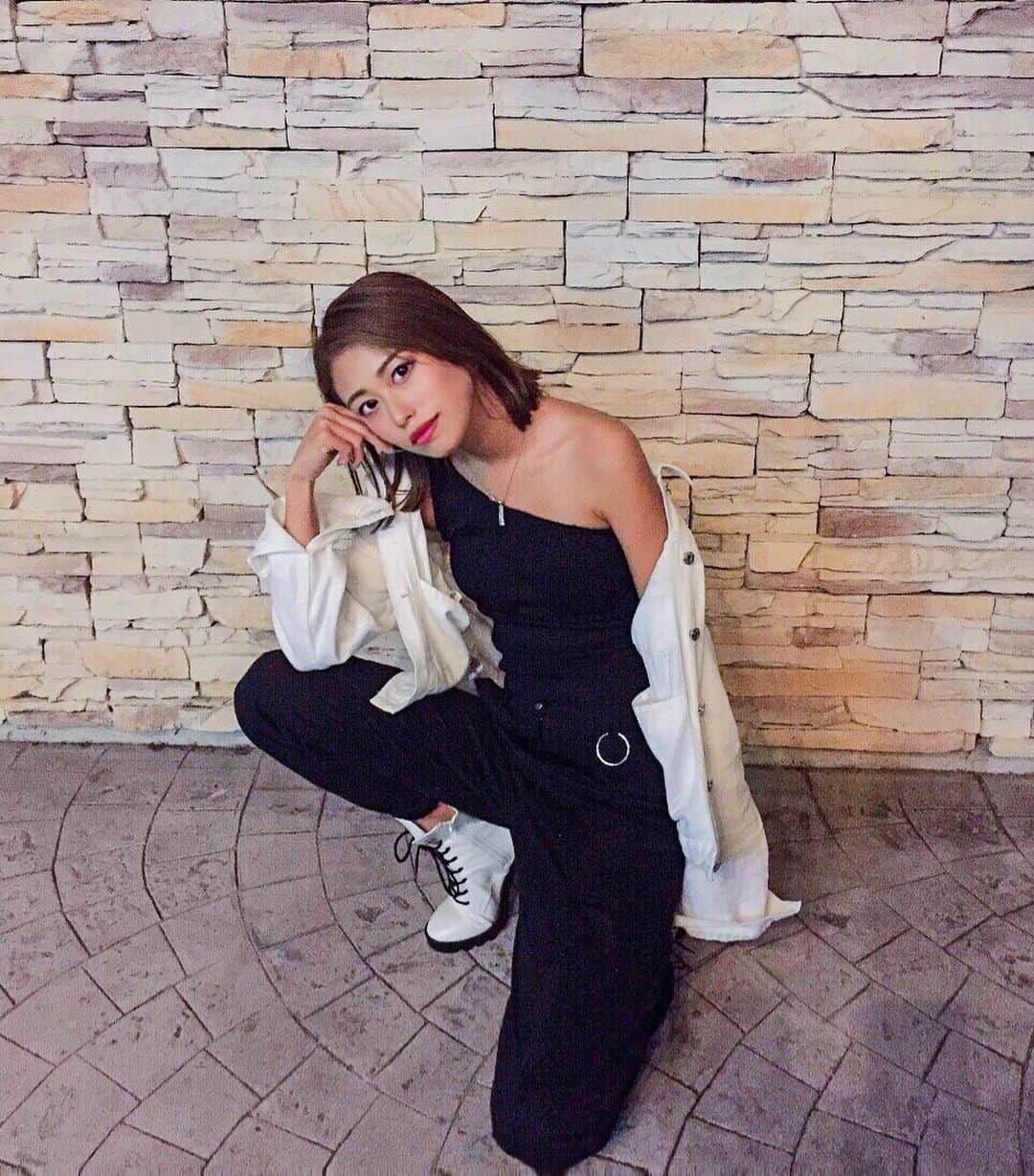 澤井玲未のインスタグラム：「髪切ってからは男っぽい格好がしたくなりがち🖤でも心は乙女。だって乙女座だから🤫笑 . #fashion#code#ootd#brackcode#monotone#japanesemodel#whiteboots#outfit #ファッション#コーデ#今日のコーデ#モノクロ#モノトーンコーデ#白ブーツ#ボブヘア#ヘアアレンジ#ワンショルダー」