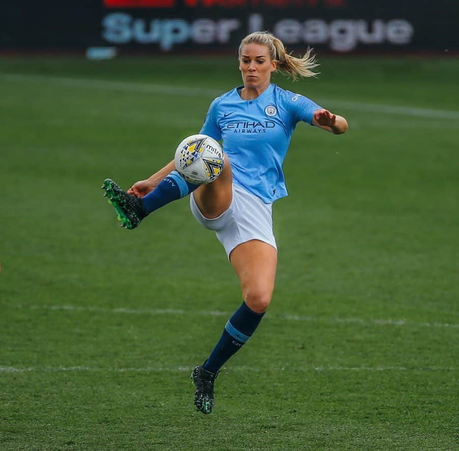 ジェンマ・ボナーのインスタグラム：「Can’t wait to play with a Mitre Ball again 🙃」
