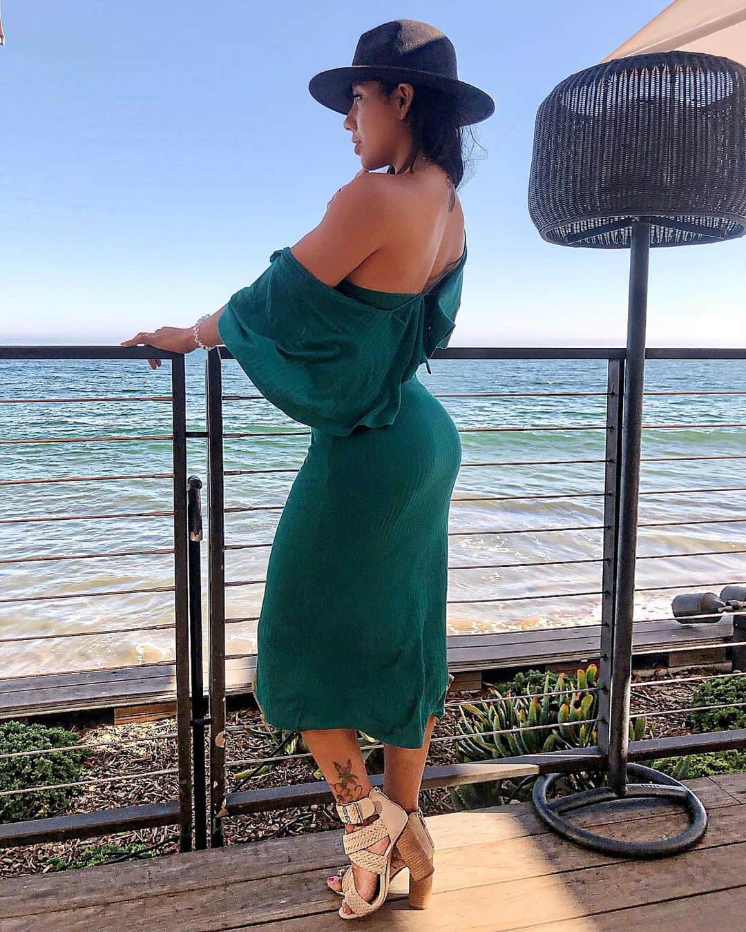 Eri Antonのインスタグラム：「Find balance in your life. Work hard but don’t let work take over your life.  Love, but love for all the right reasons. Life is too short for anything mediocre.  Know who you are and know you are worthy of catching your dreams and it’s never too late to start creating that life you have always dreamed of. ❤️😉 -  Encuentra el equilibrio en tu vida.  Trabaja duro pero no dejes que el trabajo se apodere de tu vida.  AMA,  pero por todas las razones correctas. La vida es demasiado corta para cualquier cosa mediocre.  Se quién eres y que eres es digno de alcanzar tus sueños y nunca es tarde para comenzar a crear esa vida con la que siempre haz soñado. ❤️😉」