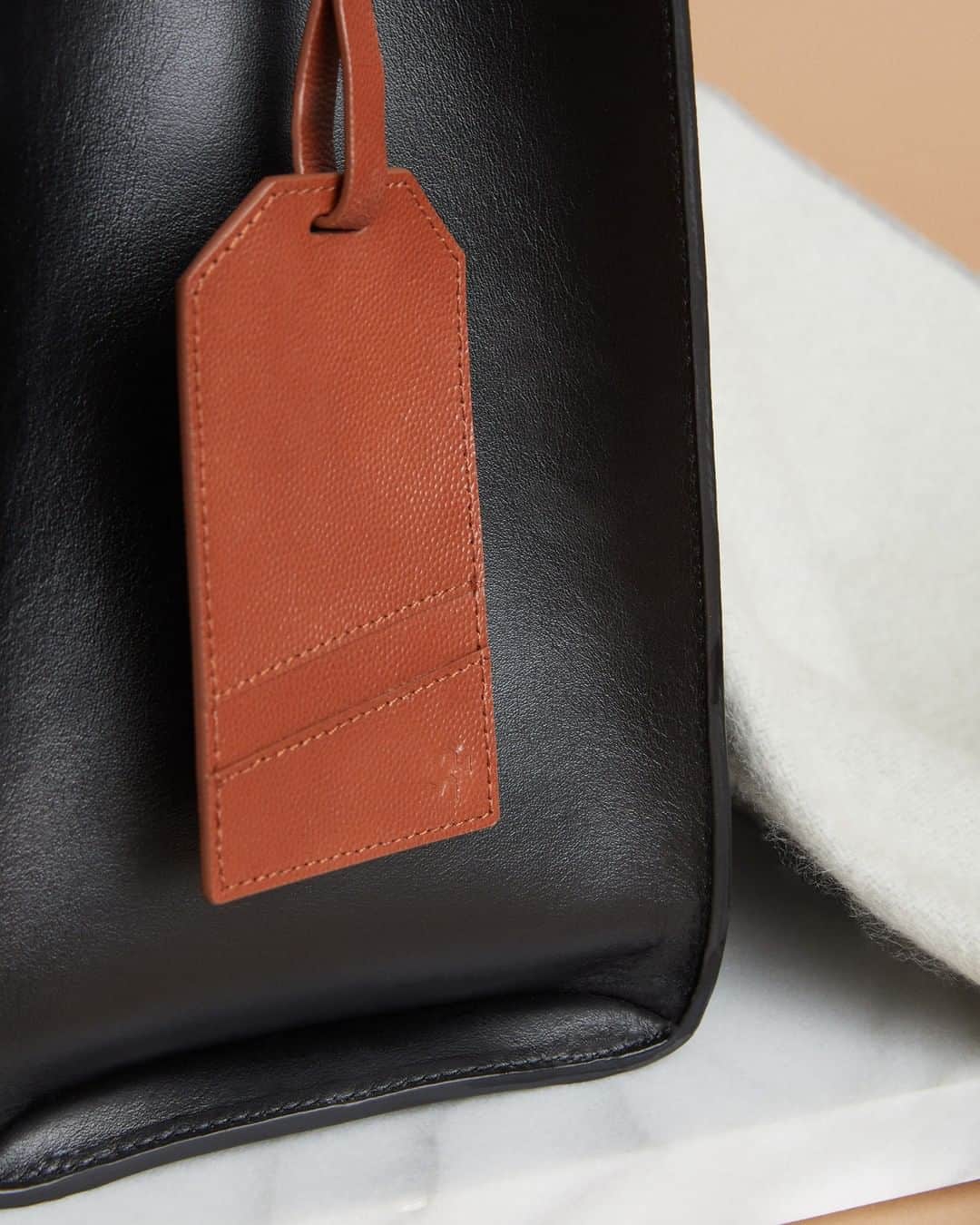 ウォントのインスタグラム：「A sense of refinement along your travels. Shop the Changi luggage tag on WANTLesEssentiels.com — #wantlesessentiels #travel #luggage #bags #accessories」