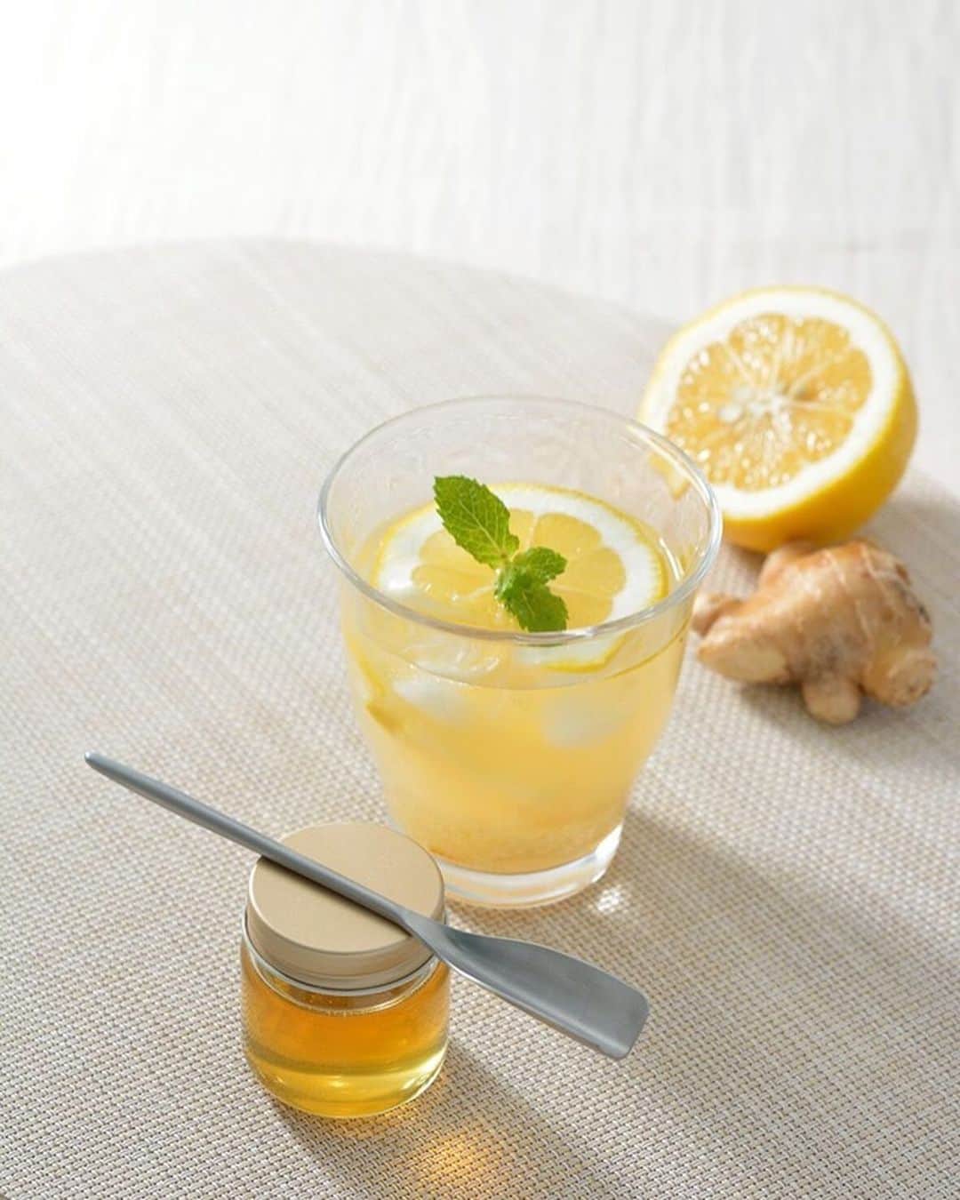 UchiCookのインスタグラム：「Honey Spoon with Honey Lemon Ginger Tea 🍯  Feeling stuffy? Sore throat?  This Honey Lemon Ginger Tea will help. No joke.  What you'll need: 1-inch fresh ginger root (no need to peel it) 1 cup water (boiling) 1 tablespoon lemon juice (freshly squeezed) 1 tablespoon honey (raw, unpasteurized)  Don't forget to use your Honey Spoon for quick and easy cleanup! Get yours here: www.uchicook.com/shop ♨ -- #uchicook #steamgrill #cookware #kitchenware #instagood #foodstagram #kitchenutensils #stainlesssteel #honeyspoon」