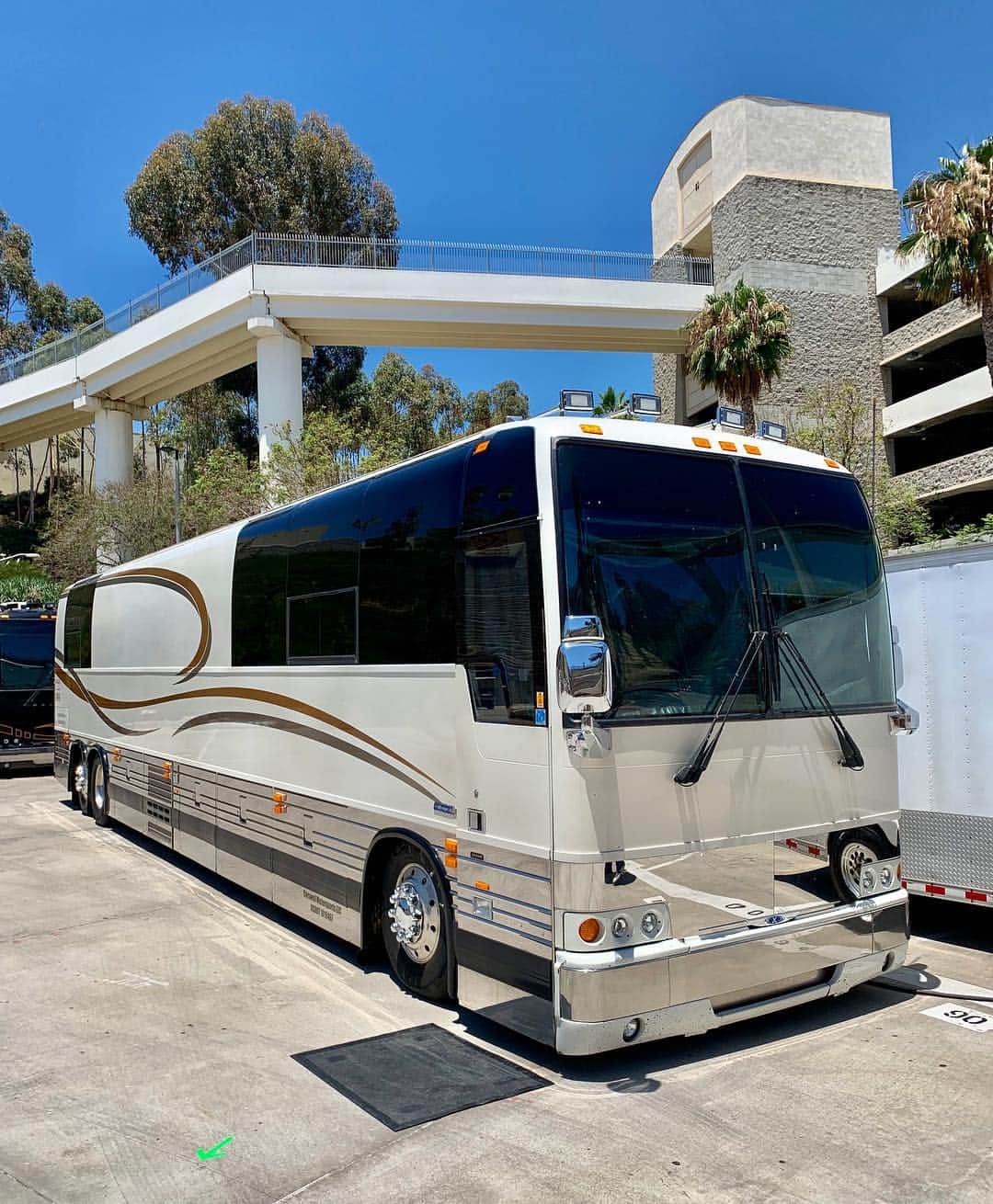 Dude Perfectさんのインスタグラム写真 - (Dude PerfectInstagram)「Meet Big Pearl. She’ll be our home for the next 5 weeks. #BusLife #DudePerfectTour」7月11日 5時29分 - dudeperfect