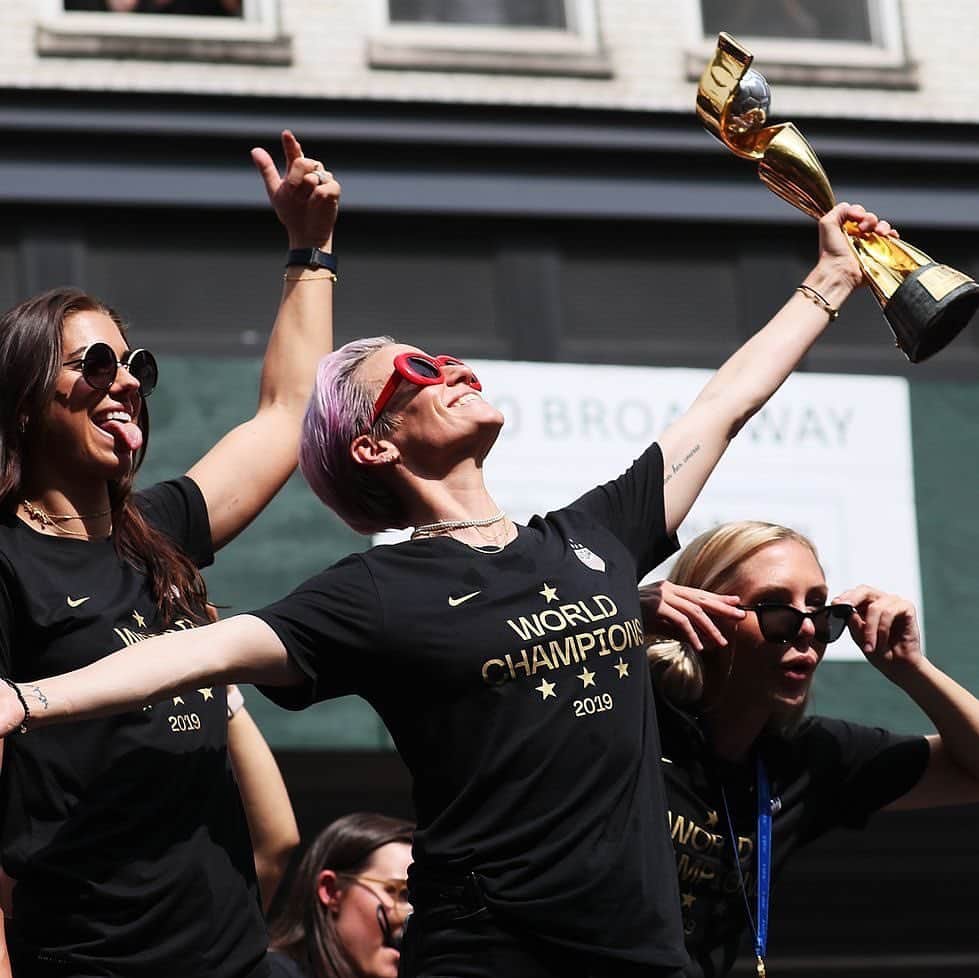 ELLE Magazineさんのインスタグラム写真 - (ELLE MagazineInstagram)「"The epitome of Big Kick Energy. Can we give #MeganRapinoe and #USWNT a parade every day? Can we just close down one street in a different city every day, open a case of Veuve and let her strut down the middle of the block holding a trophy and power-posing? I feel like this would be good for our souls and raise the GDP. Just something to think about." Words by @oureric at the link in bio. 🏆🥇 ⚽️ 🥅」7月11日 3時58分 - elleusa