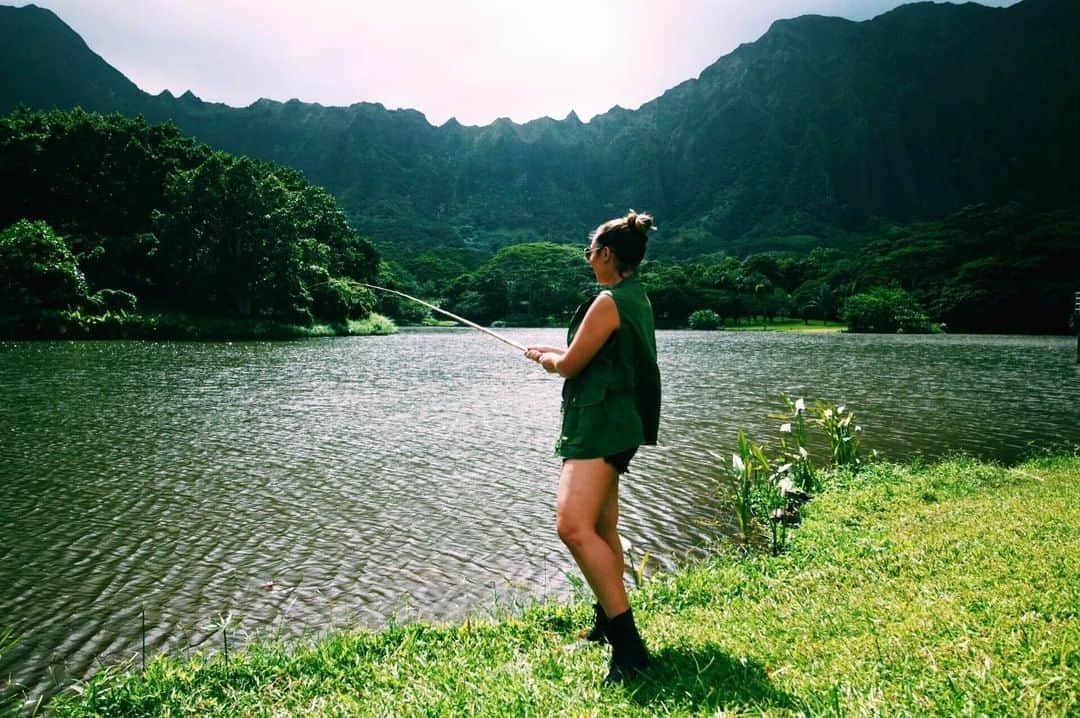 ハワイアン航空さんのインスタグラム写真 - (ハワイアン航空Instagram)「In Hawaiian, maluhia describes solemn awe and stillness. Add ho‘o, and you get Ho‘omaluhia -- "to cause or give peace, protect." Enjoy a relaxing afternoon with the keiki catching (and releasing) golden tilapia using fishing poles from the visitors' center. Click the link in our bio to learn more. 🎣 📍 Ho‘omaluhia Botanical Garden」7月11日 4時00分 - hawaiianairlines