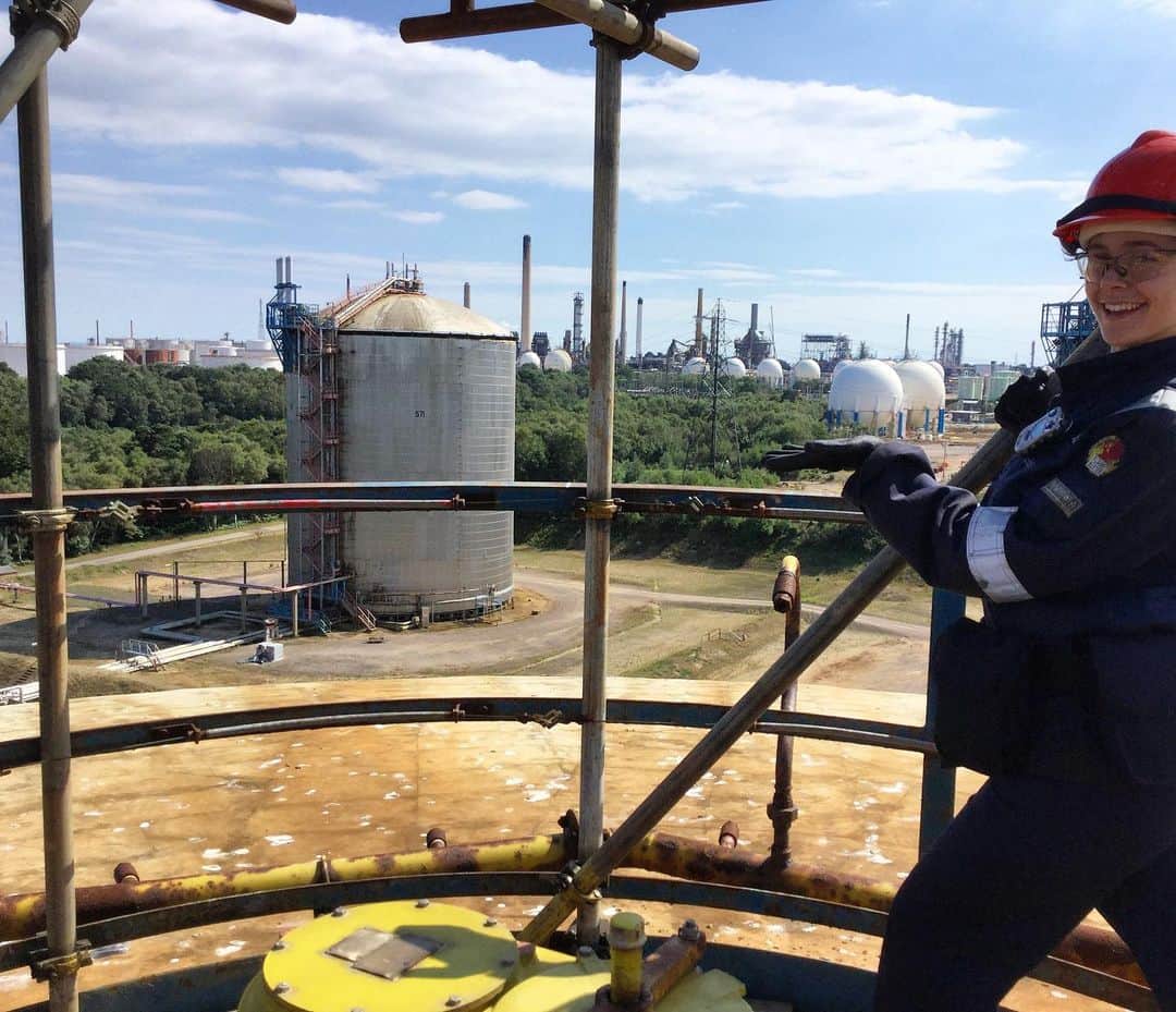 キャサリン・ライオンズのインスタグラム：「Just standing on a 40 meter high Tank carrying LPG in ExxonMobils refinery. Wbu?」