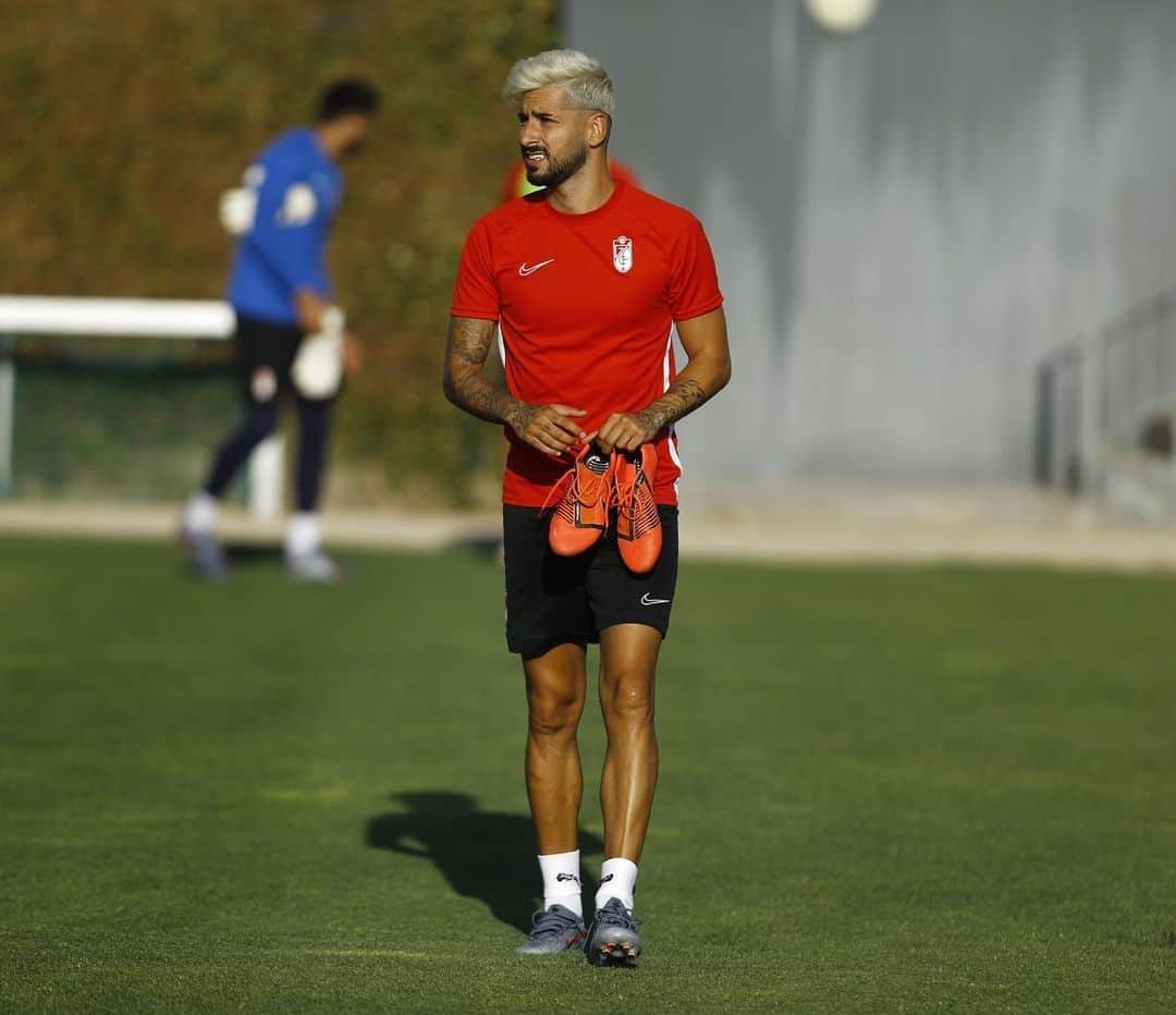 アルバロ・バディージョのインスタグラム：「Primer dia ✅🥵 #Pretemporada #Comenzamos #Nuevatemporada 🔴⚪️」