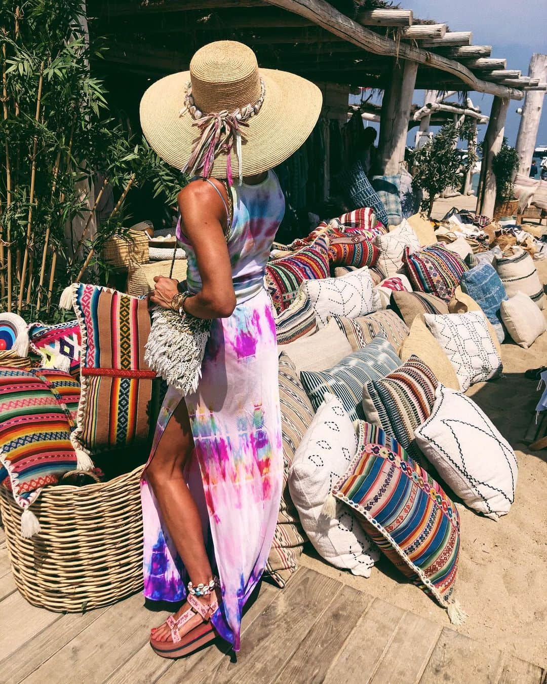 ダニジョーのインスタグラム：「And she’s back to the beach 🏖 • Tap to shop the Misch Straw Hat and #newarrivals #tiedye dress #comingsoon」