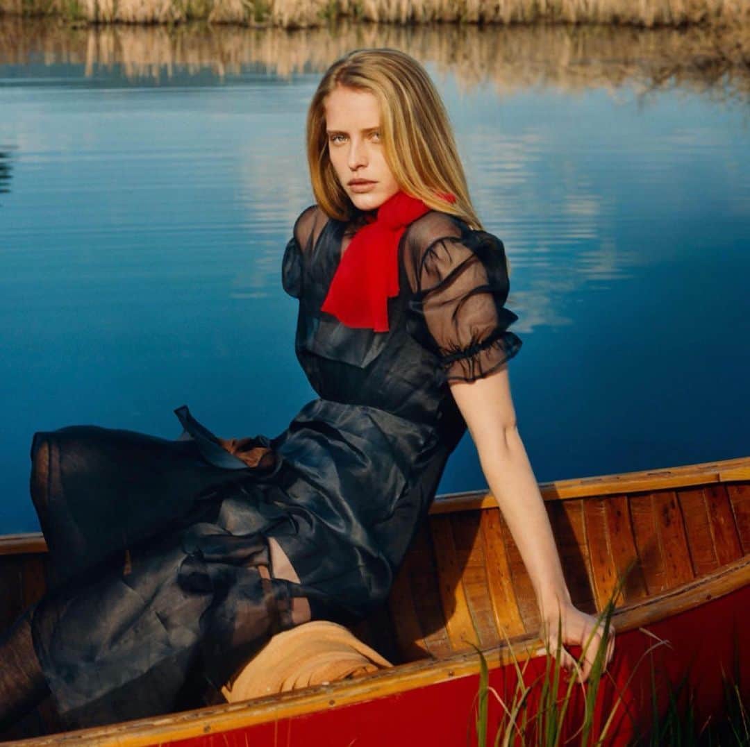 アビー・チャンピオンのインスタグラム：「@miumiu FW2019 campaign ♥️♥️♥️ thank you so much to everyone who made this possible for me. I’m over the moon 😆🌙 @kegrand @bitton @eddiewrey @nextmodels @establishmentny」