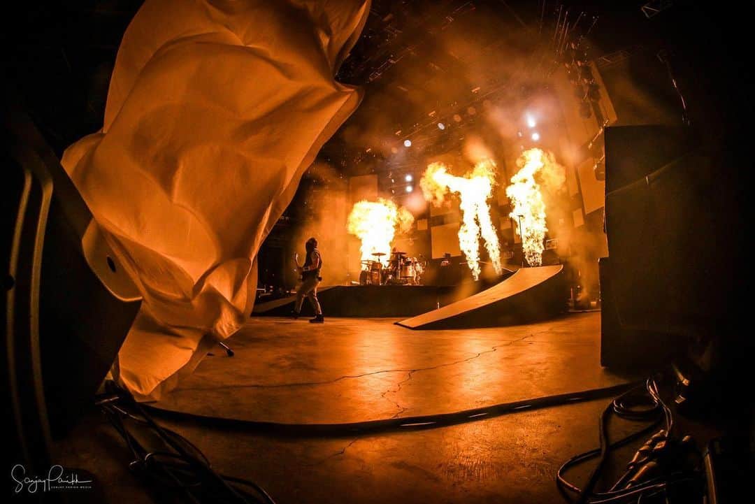 Shinedownさんのインスタグラム写真 - (ShinedownInstagram)「Can’t wait until that curtain drops tonight.. Burgettstown, PA 🔥 . . 📷 @sanjayparikhphoto #shinedown #attnattnworldtour #pyrotechnics #rockshow」7月11日 4時24分 - shinedown