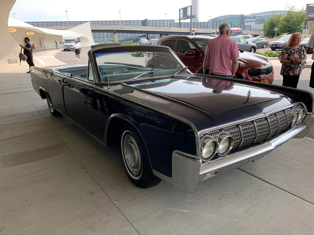 レイチェル・ボランさんのインスタグラム写真 - (レイチェル・ボランInstagram)「Here’s another classic I’ve come across in my travels. Lincoln Continental. I want one! #classiccars #memories #travel」7月11日 4時47分 - officialrachelbolan