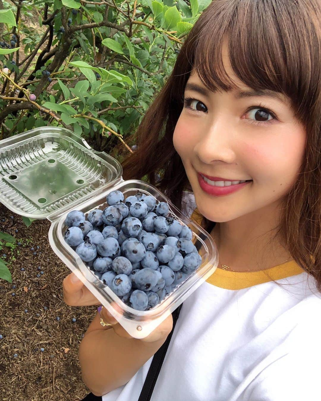 阪本智子さんのインスタグラム写真 - (阪本智子Instagram)「🍇♡ 初めての#ブルーベリー狩り に行ってきました(⁎˃ᴗ˂⁎)💜 甘くて美味しかった😋 いちご100個は大変だったけど、 ブルーベリー100粒は余裕ですね🤣💕︎ お土産もいっぱいで嬉しい💜 #服もバックも #ブルーベリーカラー ＊ #fruit #fruithunter #fruithunting #berry #blueberry #sweet #果物 #ブルーベリー #果物狩り #味覚狩り #食べ放題 #ビタミンc #ポリフェノール #美肌 #阪本智子」7月11日 4時41分 - tomoko_sakamoto423