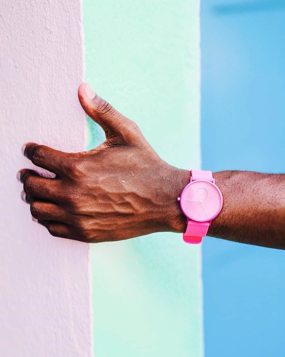 のインスタグラム：「On Wedesdays we wear (neon) pink. #SKAGENincolor Photo by @elijahddavis . . . . . #neonlife #neon #pinkwatch #watchoftheday #summer2019」