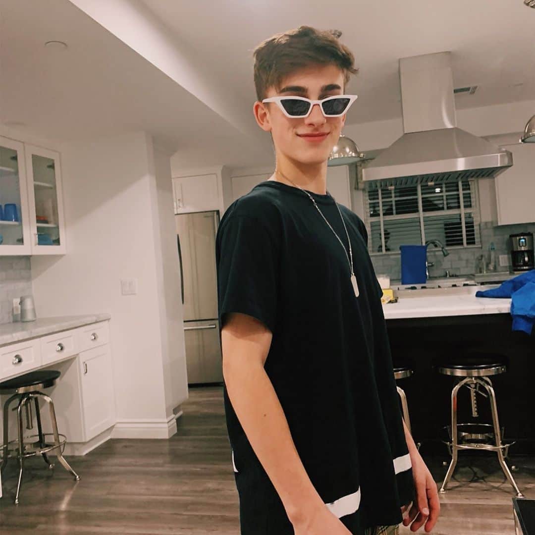 ジョニー・オーランドのインスタグラム：「hide ur girlfriends jimmys back」