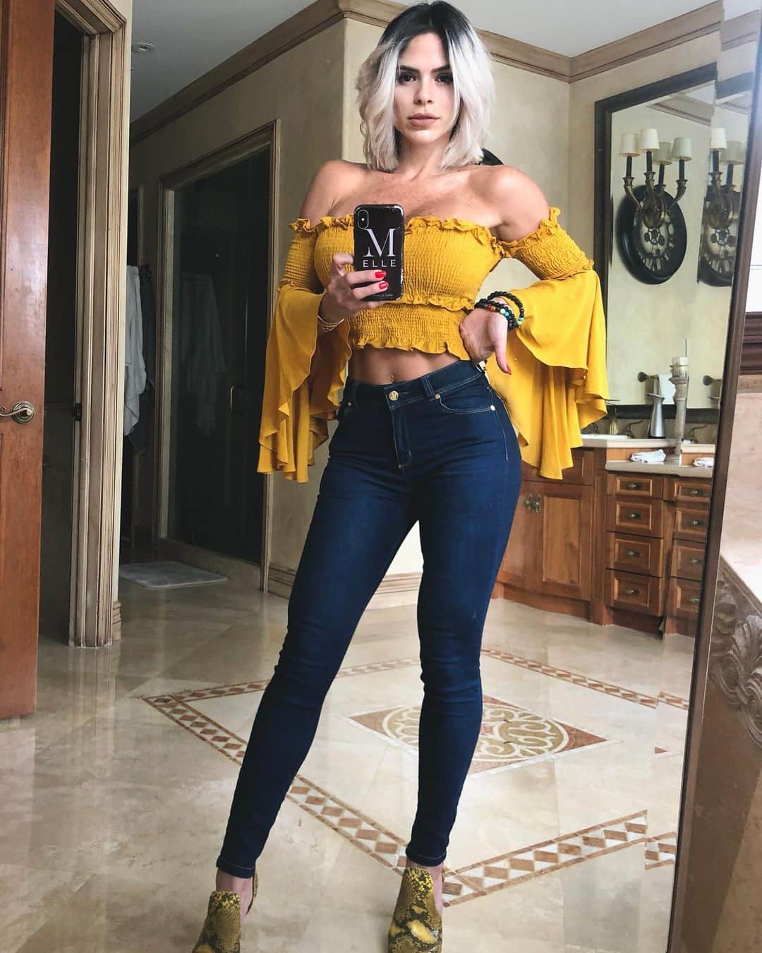 Michelle Lewinのインスタグラム：「Dressed up for the occasion: Off to see the movie “Midsommar”... -Is it any good?🙏🏻🇸🇪 (The 👖? Double click on my cell phone cover)」