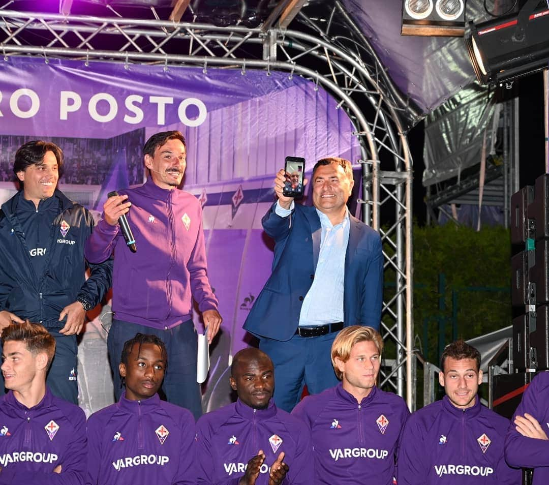 ACFフィオレンティーナさんのインスタグラム写真 - (ACFフィオレンティーナInstagram)「#Moena2019 #RoccoCommisso from 🇺🇲 with love for #Fiorentina Fans.  In diretta dagli USA il saluto del presidente Rocco Commisso attraverso il telefono di Joe Barone alla squadra e ai tifosi viola all' #InViolaFanVillage」7月11日 5時03分 - acffiorentina