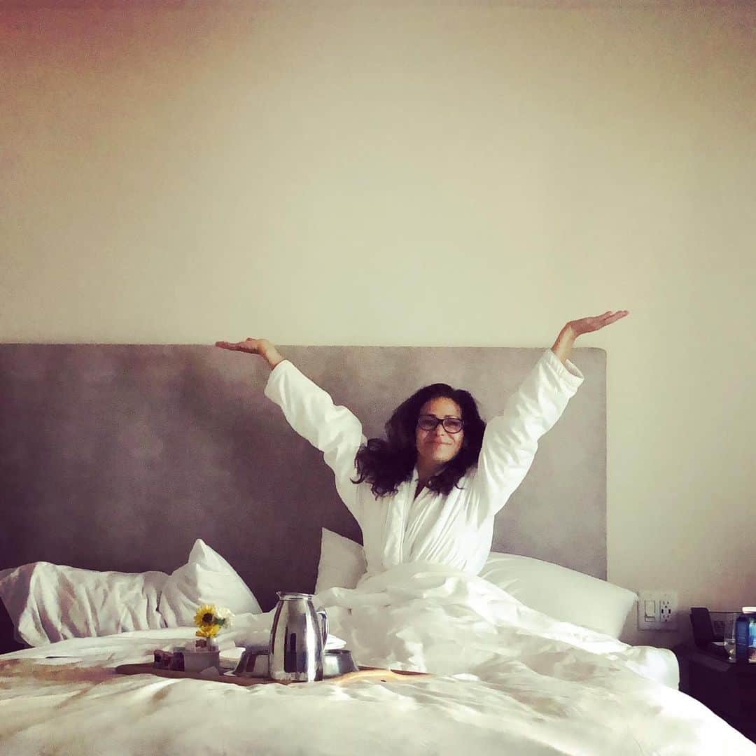 コンスタンス・マリーさんのインスタグラム写真 - (コンスタンス・マリーInstagram)「My excitement every morning on vacation!  No glamour just pure joy! #BreakfastInBed  #MissItAlready #WayBackWednesday #OjaiValleyInn  #JustRelax #Chillaxin」7月11日 5時14分 - goconstance