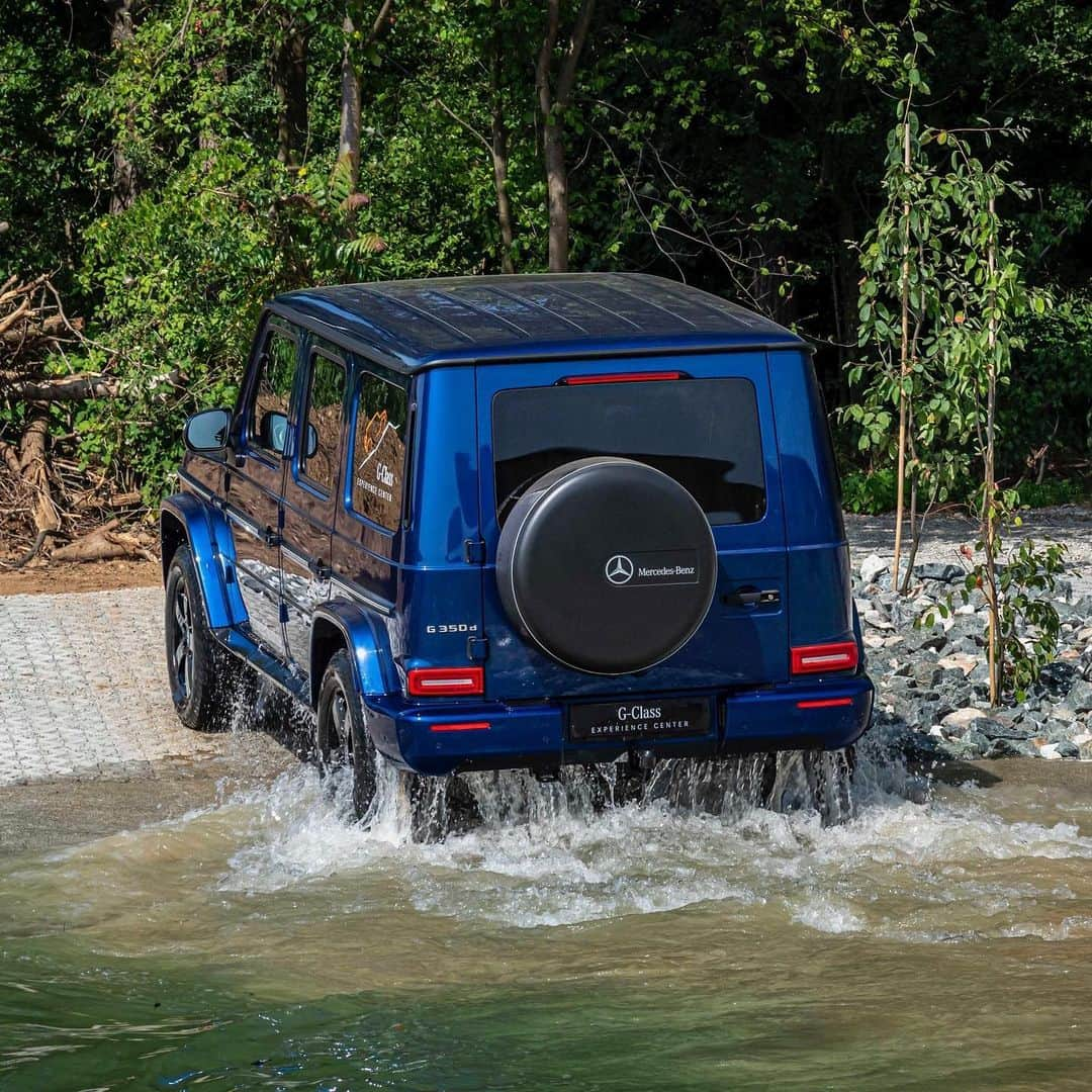 メルセデス・ベンツさんのインスタグラム写真 - (メルセデス・ベンツInstagram)「Opening soon! The G-Class Experience Center awaits you with exciting on- and offroad challenges, insights into the 40-year history and the already legendary Amber Cube. #40YearsGClass #gclass #gwagon #strongerthantime #suv #offroad #car #instacar [Mercedes-Benz G 500 | Kraftstoffverbrauch kombiniert: 12,1–11,5 l/100 km | CO₂-Emissionen kombiniert: 276–263 g/km; Mercedes-Benz G 350 d | Kraftstoffverbrauch kombiniert: 9,8–9,6 l/100 km | CO₂-Emissionen kombiniert: 259–252 g/km | mb4.me/nefz]」7月11日 5時18分 - mercedesbenz