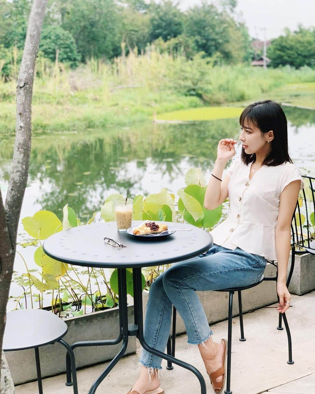 瀬戸晴加さんのインスタグラム写真 - (瀬戸晴加Instagram)「そして今日はThe CAMP の近くのASAMA cafe でモーニング☕️ タイの友人がここであずきトーストを食べてるのをアップしていて、それを見たら食べたくなって行ってきました😚❤️笑 色々なカフェがあるけど、ここが１番静かで近くて好きだなあ、、。そんな今日は白トップスとデニムで爽やかカラーにまとめました。今日の写真は久しぶりにiPhone で撮影📷 ポートレートモード、やっぱり使える💁🏻‍♀️ #titivate #ティティベイト #titivatestyle #fashion #ootd #outfit #code #coordinate #ファッション#せとはるinタイ  #คนญี่ปุ่น #แบบ #เสื้อผ้าคนอ้วนตัดตามแบบคนผอมม #แฟชั่น #ความงาม #thailand #chiangmai travel #thailandtravel #chiangmai #chiangmailife #chiangmaitrip #タイ #チェンマイ #せとはるinタイ #旅行 #旅 #女子旅 #タイ旅行#フレンチスリーブペプラムブラウス @titivatejp」7月10日 20時21分 - setoharu1030