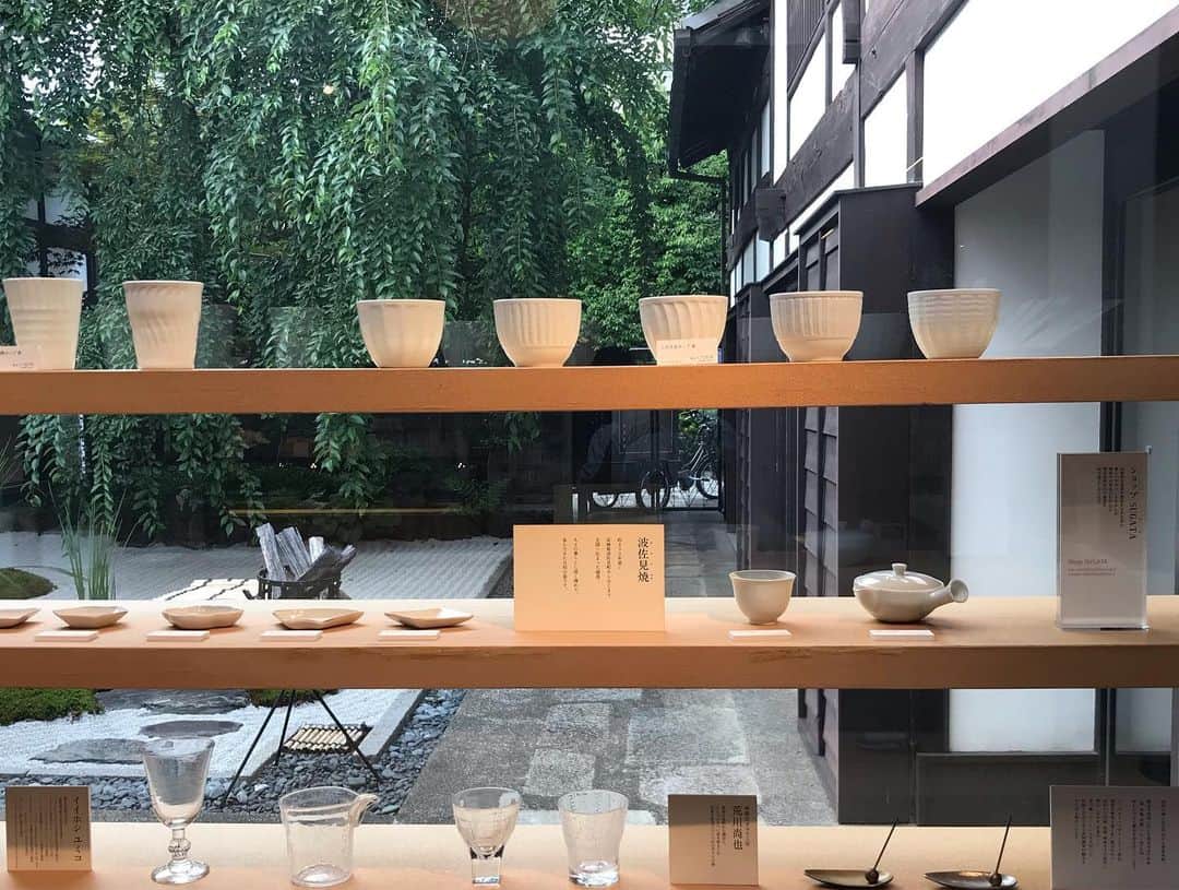 芦田桂子さんのインスタグラム写真 - (芦田桂子Instagram)「スタジオ近く京都室町に発見した #然花抄院  へ 仕事終わりにまったり1時間のCafe Time を🍵 ✴︎ 築300年超のむしこ造りの京町家は昔、呉服屋さんだったとか 茶寮、工房、ギャラリーを設えゆったりした空間は何時間居ても飽きないです ✴︎ こういった趣のある歴史的建造物は日本の宝物✨ 時代を超えずっと現役で使えてるのは丁寧なメンテナンスのお陰なんだろうな。。。 なんだか人間と同じだね！ ここ好き！ また行こう♡ ✴︎ #然花抄院  #京都室町下ル #をかし  #茶寮 #ギャラリー #和菓子カフェ  #抹茶パフェ #然カステラ #渋谷ヒカリエにも入ってるみたい #kyotocafe  #芦田桂子」7月10日 20時24分 - keiko_ashida