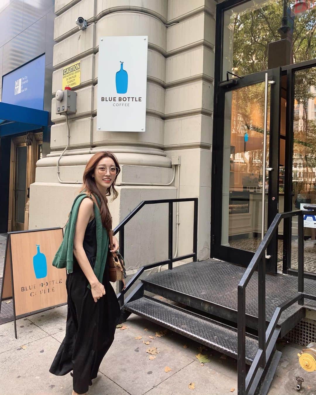 COCO さんのインスタグラム写真 - (COCO Instagram)「No wait at the nyc bluebottle! 뉴욕 #불루바틀 은 줄이 없어요👅✌🏻 옷정보는👉🏻 @heartit.kr」7月10日 20時26分 - rilaccoco