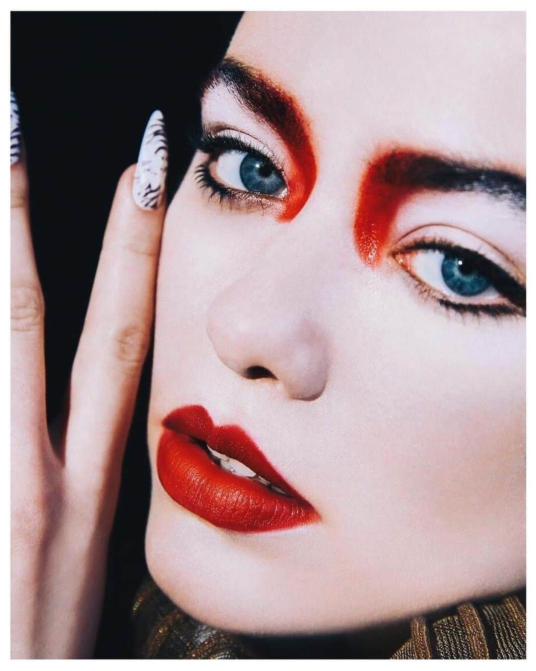 クリスティナ・バザンのインスタグラム：「Got to channel my inner Geisha for @nikkoumagazine 🐉 Shot by @askadeline / Thanks for having me in your first issue @louisphilippedegagoue Make-up @camilloumakeup Styling @claustrophobiae」