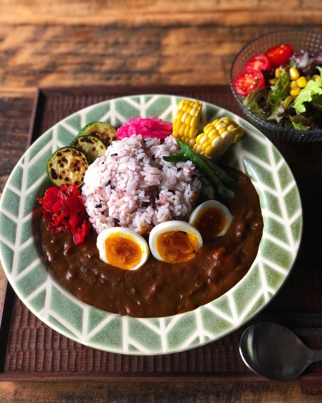 chaako ちゃあこのインスタグラム：「2019.7.10 * * 昨日の晩御飯٩(๑❛ᴗ❛๑)۶ * ＊辛ーいチキンカレー ＊サラダ * でした(๑´ڡ`๑) * またまたお久しぶりです。 * 何か私の体調がイマイチで… はなちゃんは喜ばしい事に、安定してます。 * 安定してるって言うより、寧ろ元気(笑) 食欲も旺盛で、毎日しっかり食べてくれているので、体重も病院に行く度に増えてます。 * 病院は週に2回、今も点滴をしに行ってます。 その週2の通院の度に体重が増えるってどんだけ(笑) * 3月頃は8.9㎏あって、5月に全く食べなくなって、最終的に6.0㎏まで減ったのですが… * 今は6.35㎏。増えてる(*･∀･)ﾉ゛ まさか体重が増えるとは… まさかこんなに食欲旺盛になるとは… 嬉しい限りですo(TωT)o * もしかして…また一緒に年越しが出来るんじゃないかって思ってしまいます。 * 5月のあの1番きつい時期には考えられなかった事。 7月にはなちゃんと一緒に過ごせてるなんて思いもしなかった(ﾉДT)ｱｩｩ * この間1ヶ月ぶりに血液検査をしたら、数値が前回よりも下がってて。だから体調も良さそうだし、食欲もあるんだろうなーと。 * それでも基準値よりはまだ高いのですが、今は安定してる感じでひと安心です。 * 私がキッチンでごはん作ってたら絶対見に来てガン見してるし、私達がごはん食べてたら、足元で「きゅ〜ん」とか「ゔ〜」とか言って催促してくるし…昔の、食いしん坊ないつものはなちゃん(笑)(￣m￣*) * 本当に5月のあのはなちゃんが嘘みたい(笑) 毎日しっかり食べてくれているので、流動食もそろそろ辞めて、流動食に混ぜてた心臓と腎臓のお薬も、来週からは錠剤のまま与える様になる予定です。 #はなちゃんの病気の記録 * * * カレーは昨日作りました(๑･∀･๑) 暑い時は辛いカレー食べたくなりますね♡ 家にあるもので、インスタでよく見るお洒落カレーにしようと思ったけど…無理でした( ꒪⌓꒪) * 茹でて冷凍してたオクラがふにゃふにゃ(笑) 気持ち悪かったです(￣∀￣) * * *」