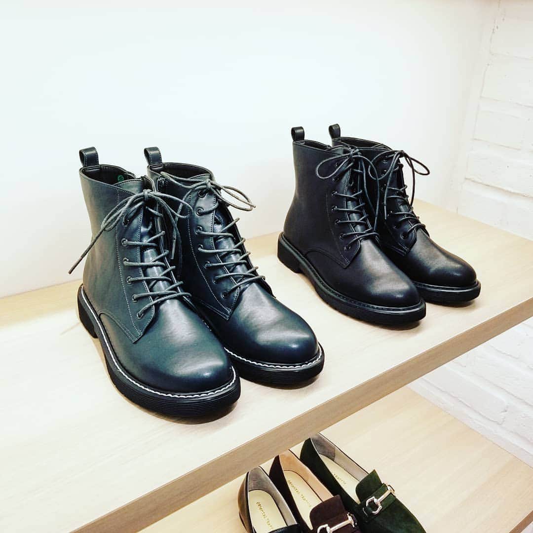 Ginaさんのインスタグラム写真 - (GinaInstagram)「今宵もGinaガールが大好きな辛口シューズをパトロール🧐  最近は+1ポイントある靴が欲しい気分です。 個人的にはアニマル柄が押し🐆🐆だけどファーとかチェックもカワイイな♡  こちらの #オリエンタルトラフィック はすべて¥7,500以下👀  この値段ならデザインものにもチャレンジしやすいよね！  安くて可愛くて、トレンド感もあるとか！最強で最高過ぎるラインナップ💯  ホント助かります～🙏 #Gina #Ginamagazine #Gina展示会レポ #ORientalTRaffic」7月10日 20時28分 - gina_mag