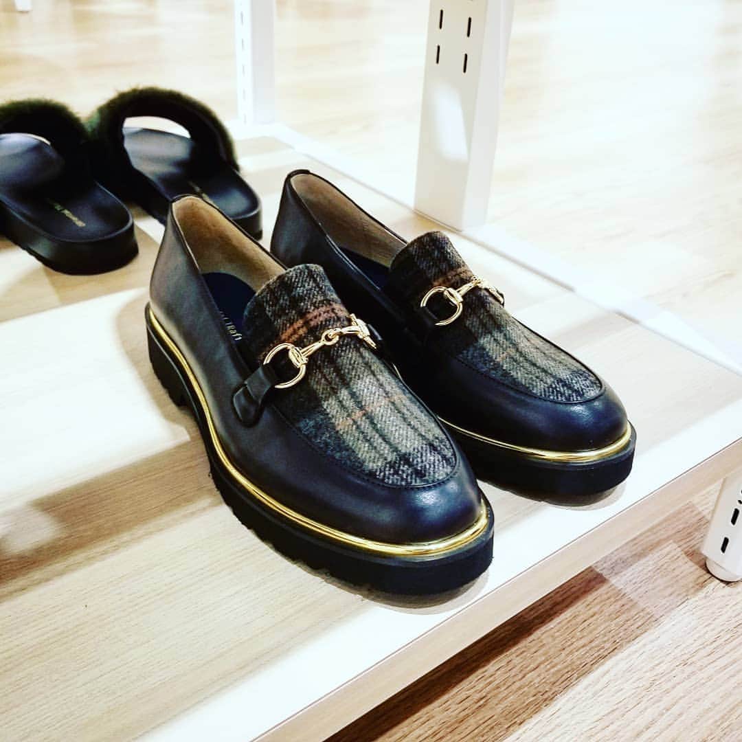 Ginaさんのインスタグラム写真 - (GinaInstagram)「今宵もGinaガールが大好きな辛口シューズをパトロール🧐  最近は+1ポイントある靴が欲しい気分です。 個人的にはアニマル柄が押し🐆🐆だけどファーとかチェックもカワイイな♡  こちらの #オリエンタルトラフィック はすべて¥7,500以下👀  この値段ならデザインものにもチャレンジしやすいよね！  安くて可愛くて、トレンド感もあるとか！最強で最高過ぎるラインナップ💯  ホント助かります～🙏 #Gina #Ginamagazine #Gina展示会レポ #ORientalTRaffic」7月10日 20時28分 - gina_mag