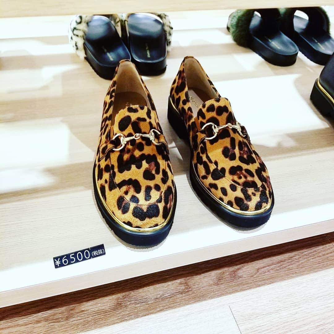 Ginaさんのインスタグラム写真 - (GinaInstagram)「今宵もGinaガールが大好きな辛口シューズをパトロール🧐  最近は+1ポイントある靴が欲しい気分です。 個人的にはアニマル柄が押し🐆🐆だけどファーとかチェックもカワイイな♡  こちらの #オリエンタルトラフィック はすべて¥7,500以下👀  この値段ならデザインものにもチャレンジしやすいよね！  安くて可愛くて、トレンド感もあるとか！最強で最高過ぎるラインナップ💯  ホント助かります～🙏 #Gina #Ginamagazine #Gina展示会レポ #ORientalTRaffic」7月10日 20時28分 - gina_mag