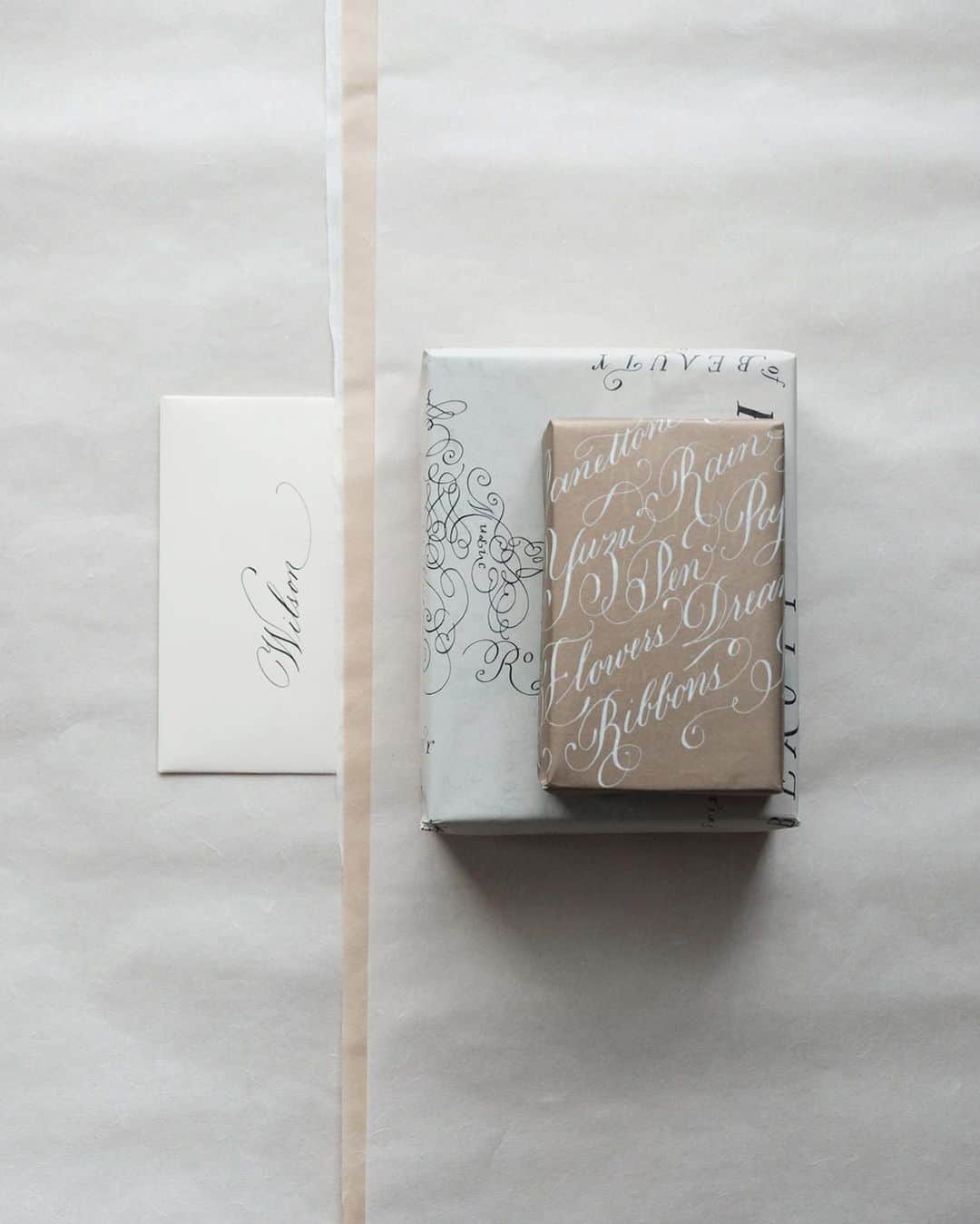 Veronica Halimさんのインスタグラム写真 - (Veronica HalimInstagram)「Happy birthday @wilsonhalim 💋 — #truffypi #gift #wrapping #wrappingdesign #stationery #handwritten #bespokestationery #luxurystationery #handwrittennotes #giftbox #design #art #calligraphystyling #カリグラフィー #モダンカリグラフィー  #カリグラフィースタイリング #カリグラファー #ギフト」7月10日 20時37分 - truffypi
