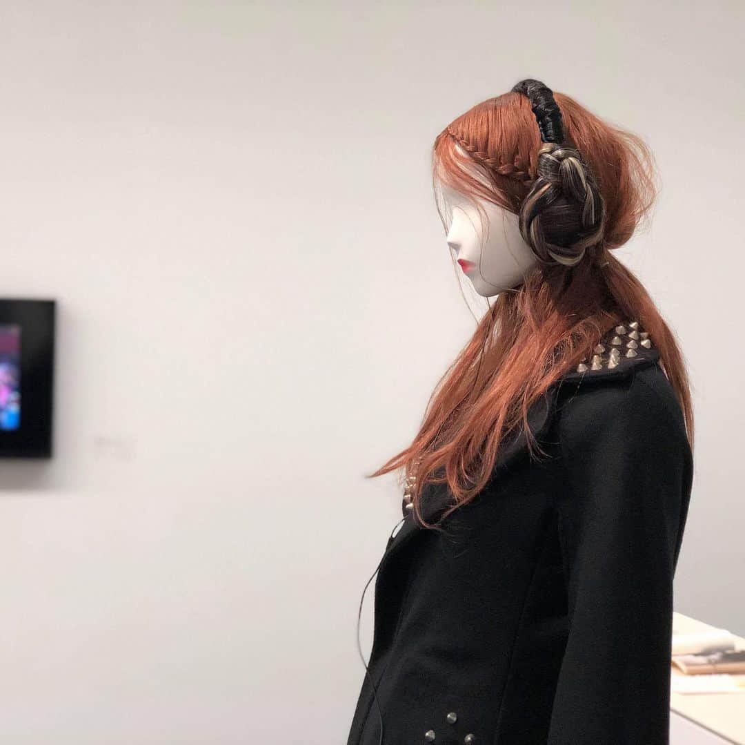 山本里美さんのインスタグラム写真 - (山本里美Instagram)「May I Start ?  計良宏文の越境するヘアメイク展  2019 年 7 月 6 日〜 9 月 1 日 埼玉県立近代美術館  #limifeu も、参加させて頂いてます。是非、見に行ってください🙏🖤」7月10日 20時33分 - limiyamamoto